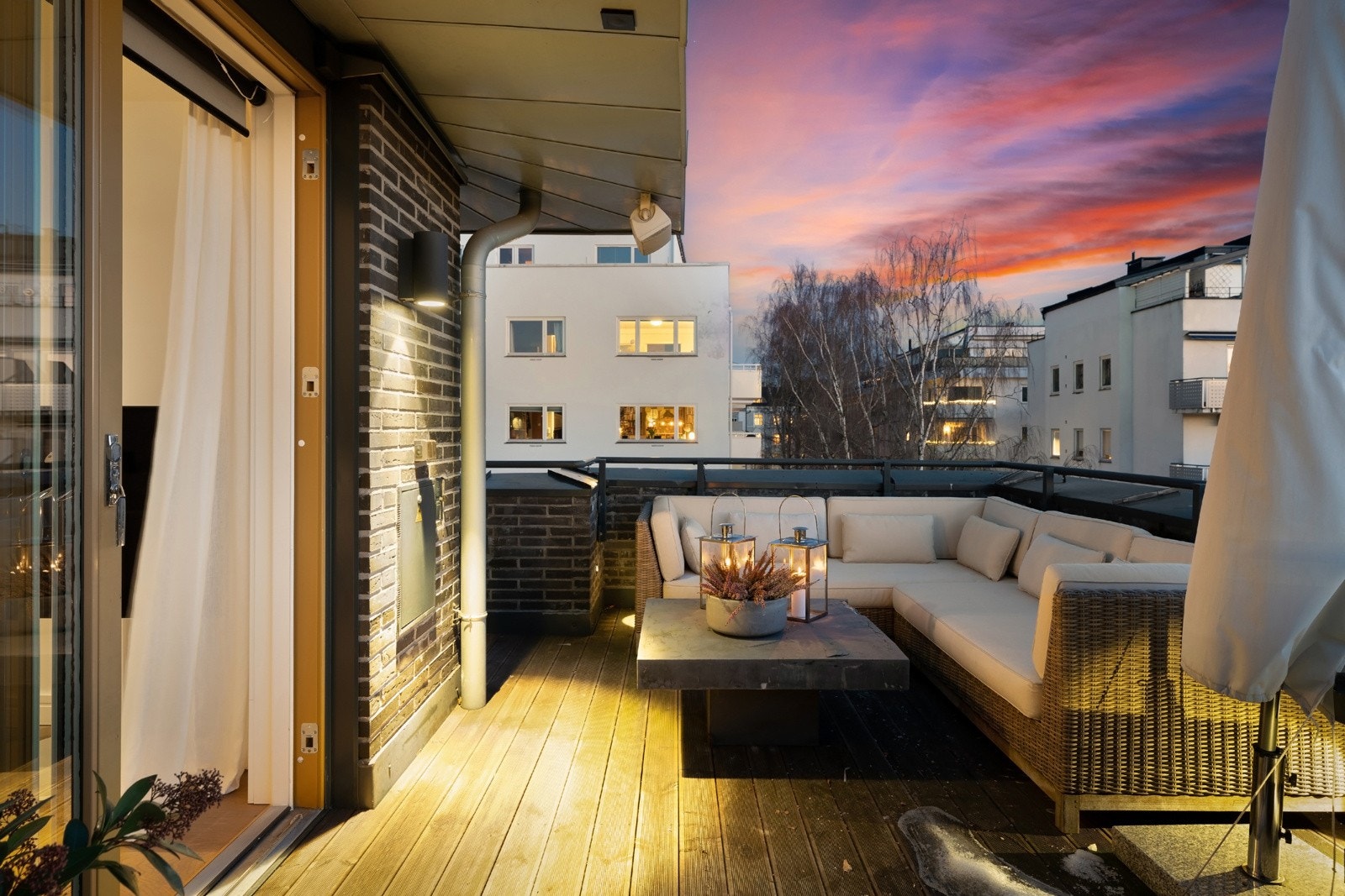 Langs to sider omkranses leiligheten av en stor hjørneterrasse på ca. 35 m², med utgang fra stuen og mastersuiten. Galleribilde