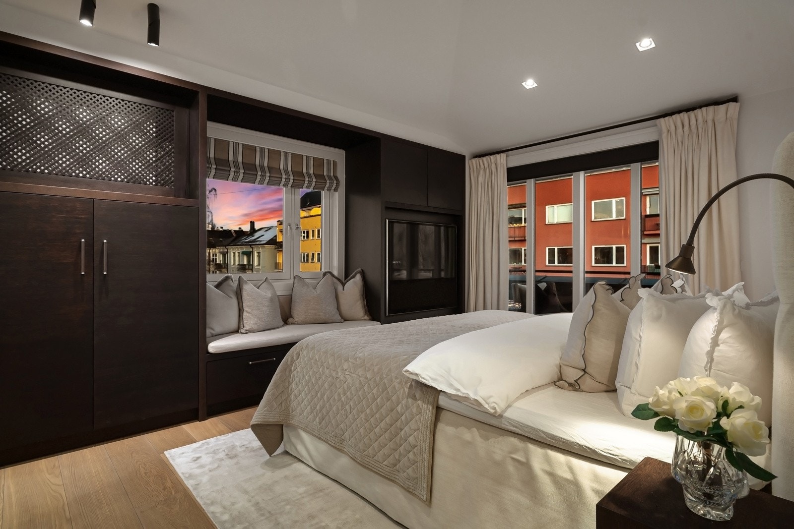 Leiligheten har luksuriøs mastersuite i hotellstil med eget masterbad, garderobe og utgang til terrassen. Galleribilde