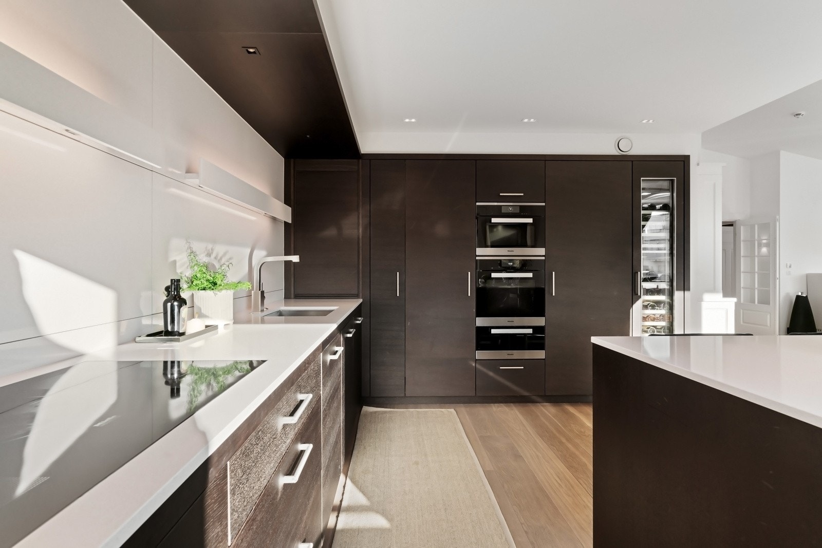 Frontene er i glatt, røkt eik med tydelig trestruktur, elegant kombinert med en flott benkeplate i Silestone kompositt. Galleribilde