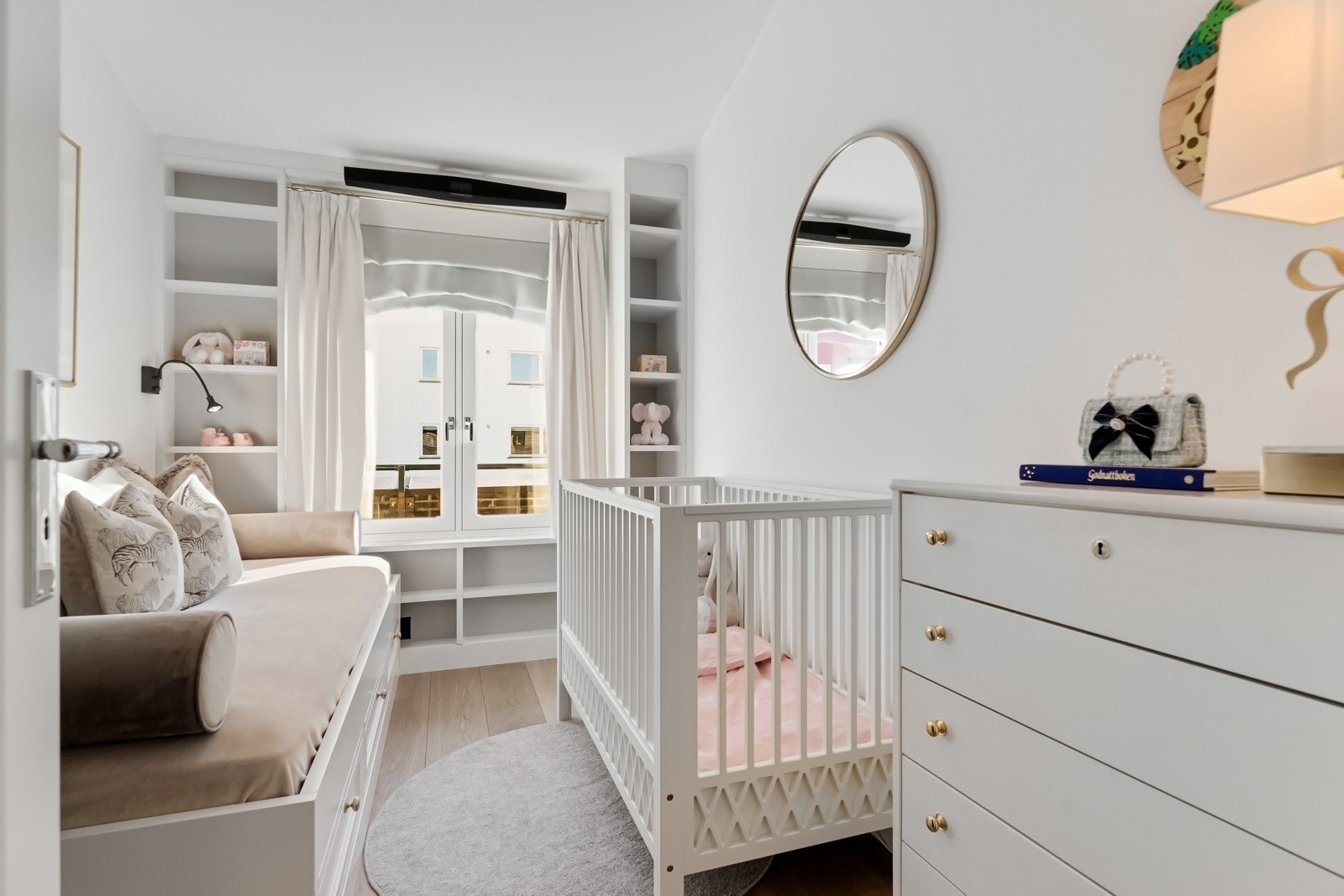 Leiligheten har to lyse og pene soverom. Mastersuiten og et gjesterom/barnerom er plassert vegg-i-vegg, begge med adkomst fra hallen. Galleribilde