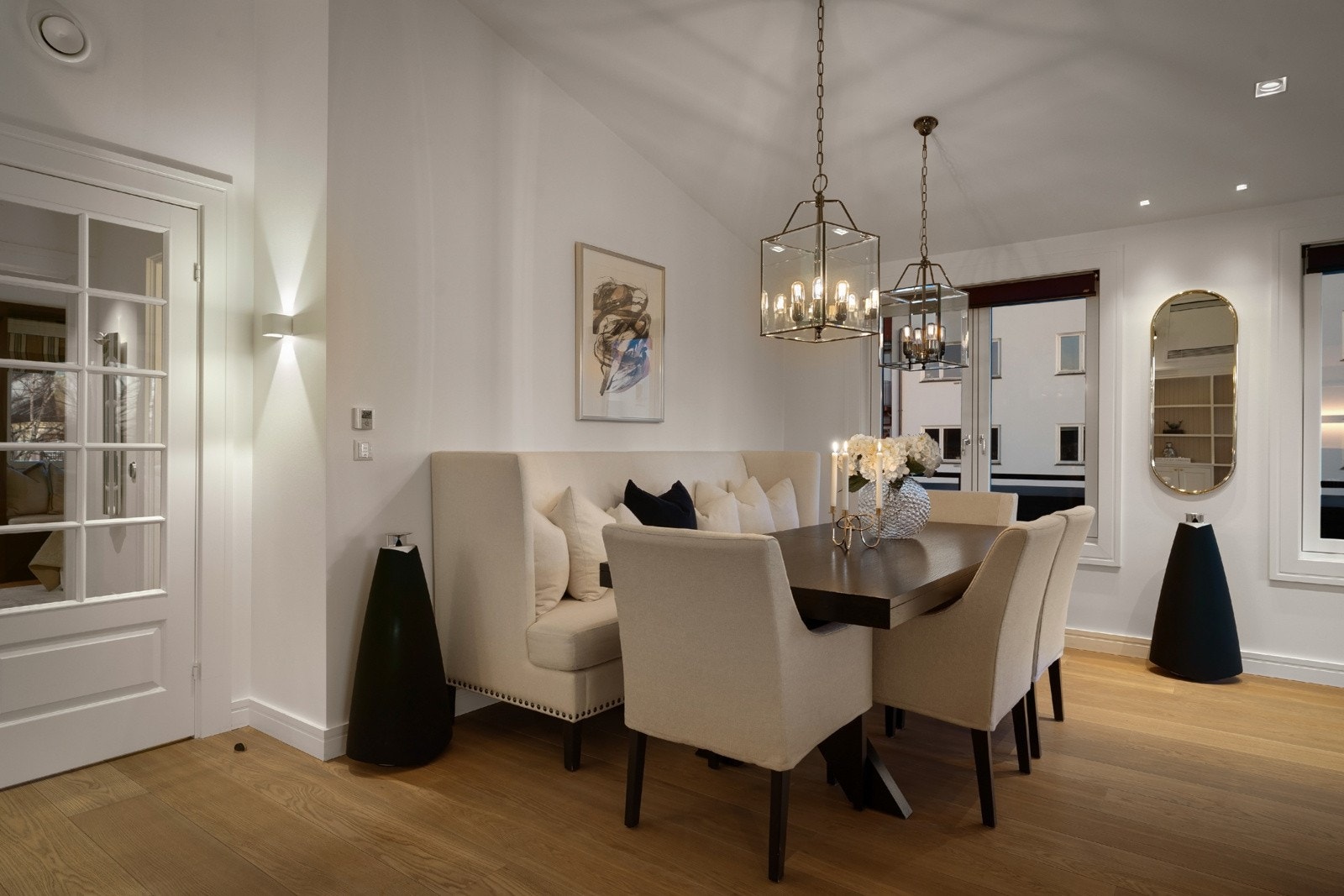 Den lette atmosfæren forsterkes av lysmalte, glatte vegger, enstavs parkettgulv og listefri himling med downlights og spotbelysning. Galleribilde