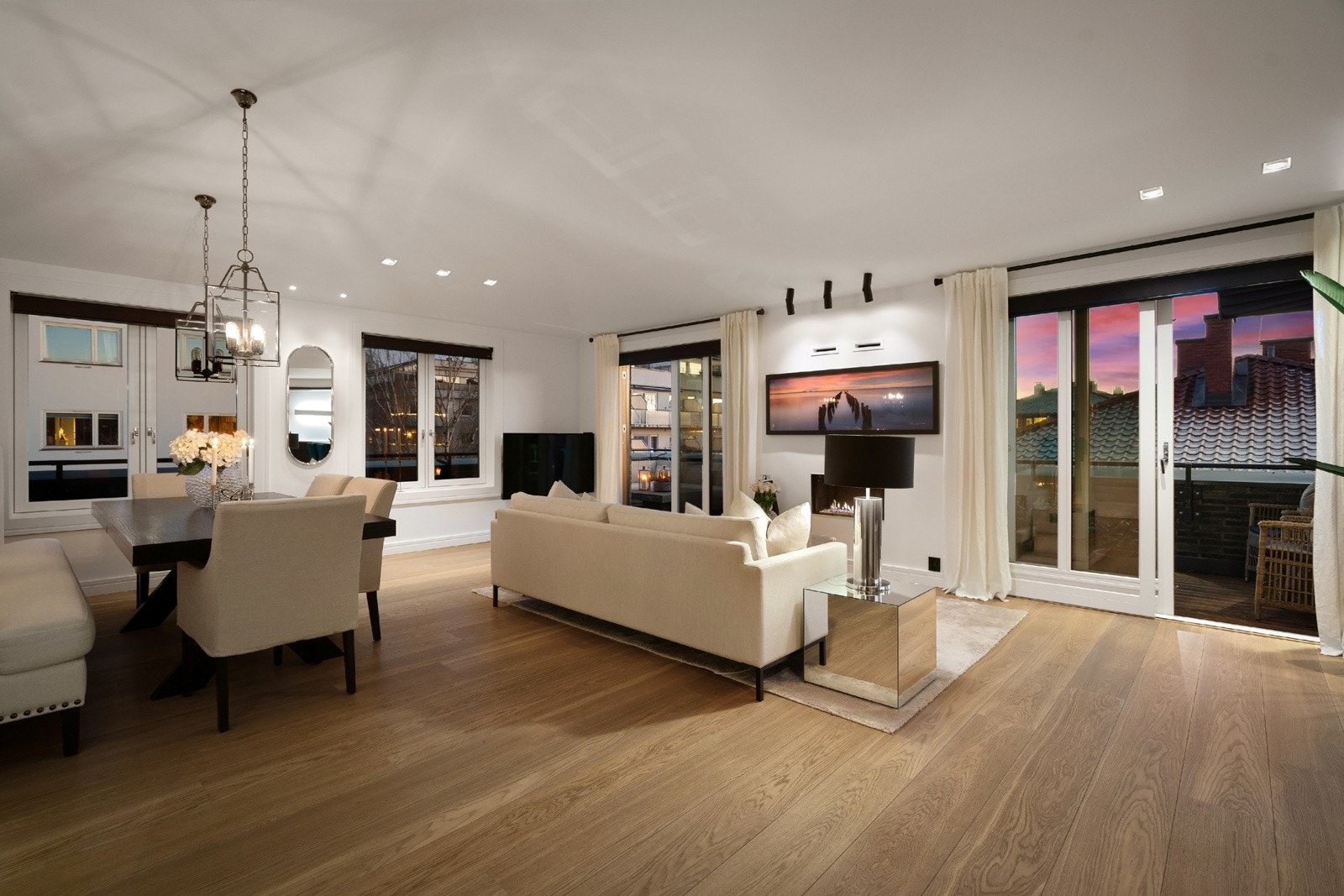 Dette er et svært møbleringsvennlig areal med god plass til både TV-lounge, spisestue og annet møblement. Galleribilde