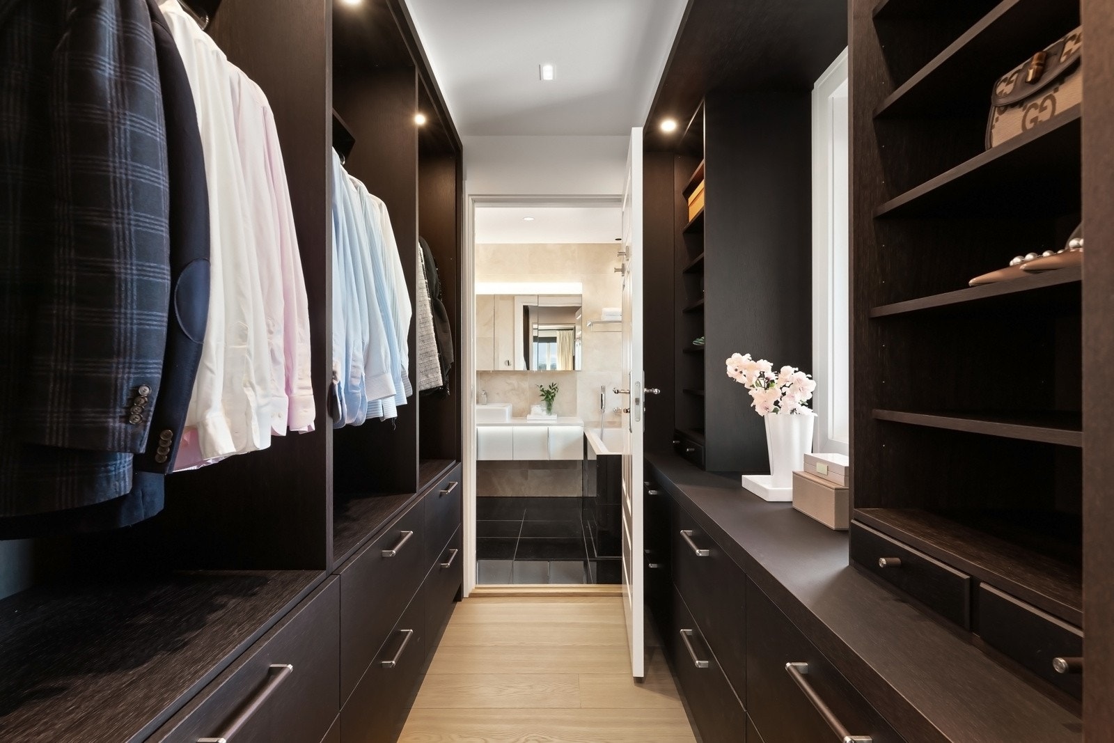 I gangen er det satt opp en fantastisk garderobe med belysning i garderobeskapene, downlights og integrerte høyttalere i taket. Galleribilde