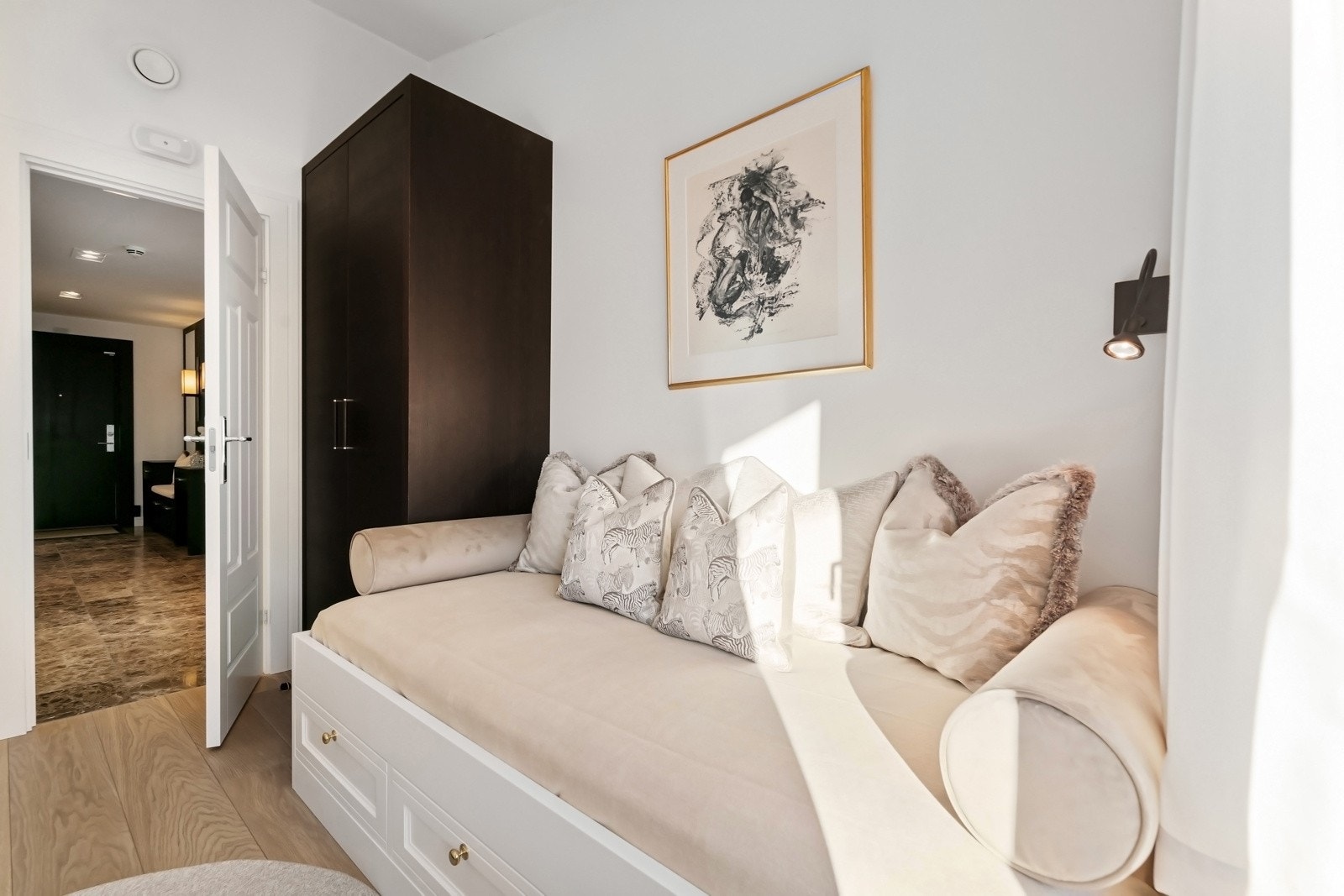 Rommene har skråhimling som gir takhøyde opp til 3,2 meter, lyse veggflater, downlights og gulv i enstavs parkett. Galleribilde