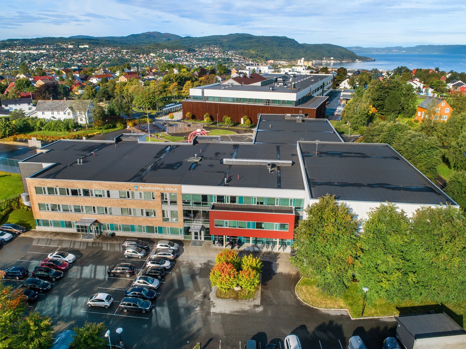 Blussuvoll ungdomsskole - både barne- og ungdomsskolen ligger i kort gangavstand fra leiligheten. Galleribilde