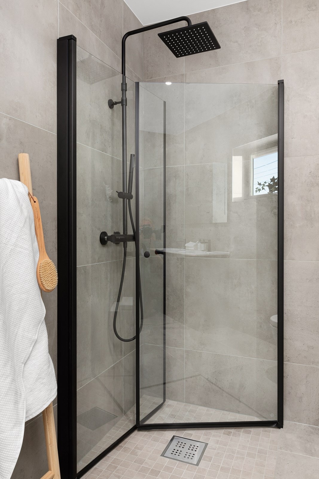 Dusjhjørne med regnfallsdusj. Galleribilde