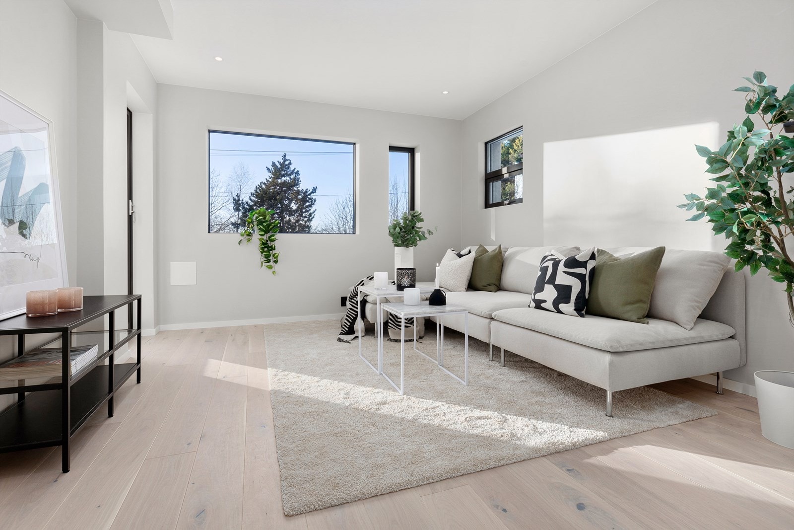 Lys og romslig stue i underetasjen. Galleribilde