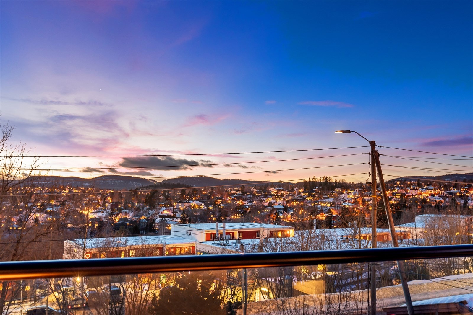 Tomten ligger vestvendt på et høydedrag som gir hyggelig utsikt over nabolaget og gode solforhold. Galleribilde