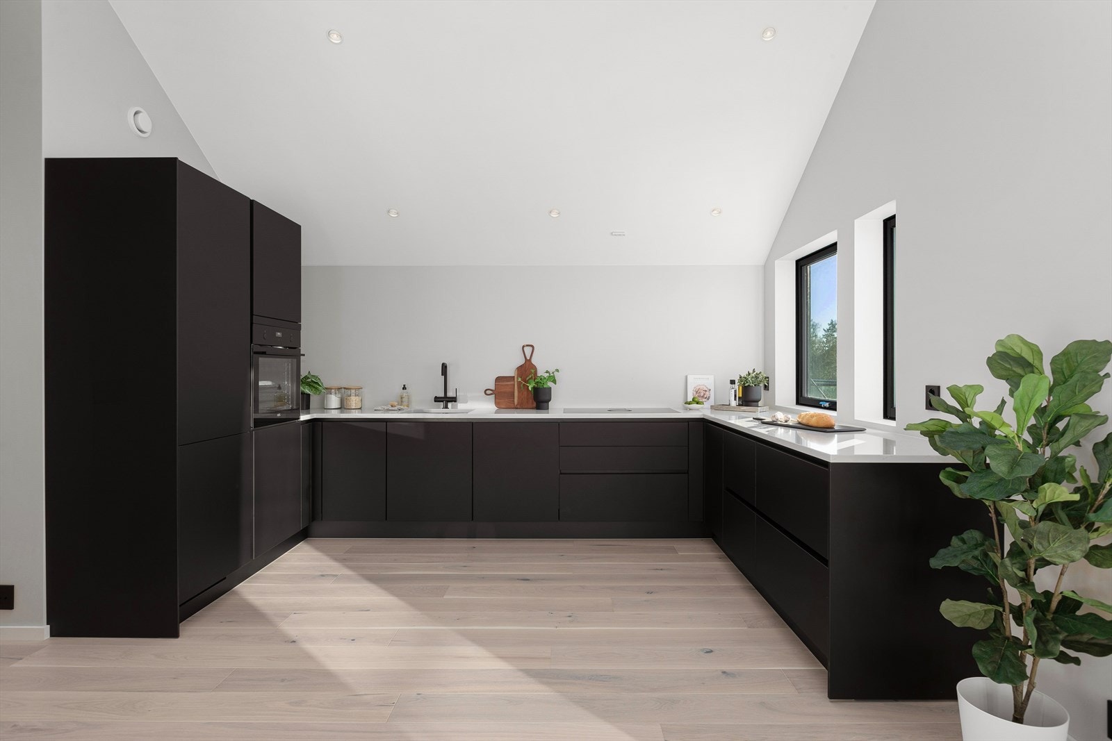 Lekkert kjøkken med integrerte hvitevarer. Galleribilde