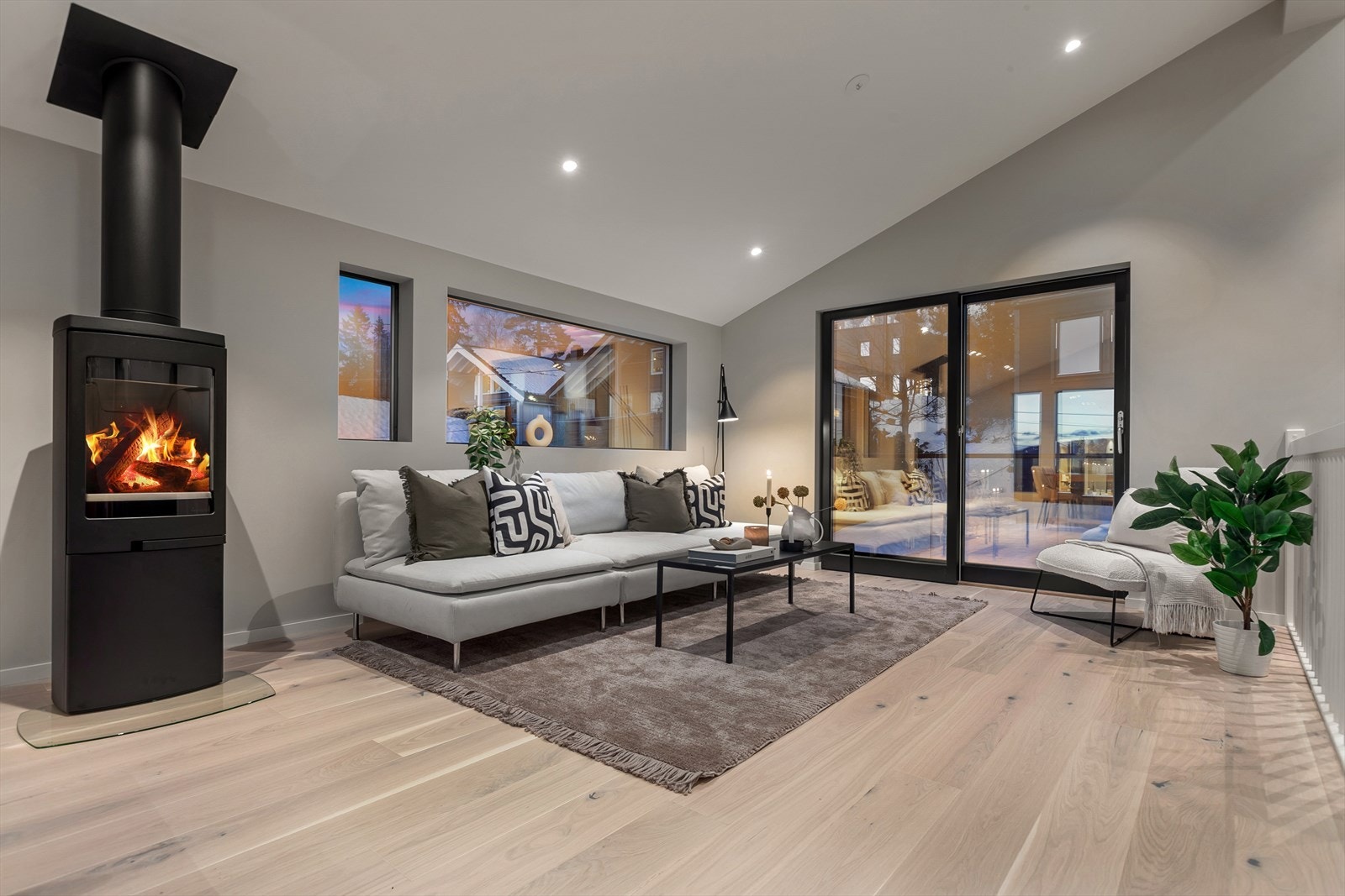 I 2. etasje finner du boligen sosiale oppholdsrom: stue og kjøkken i åpen løsning. Galleribilde