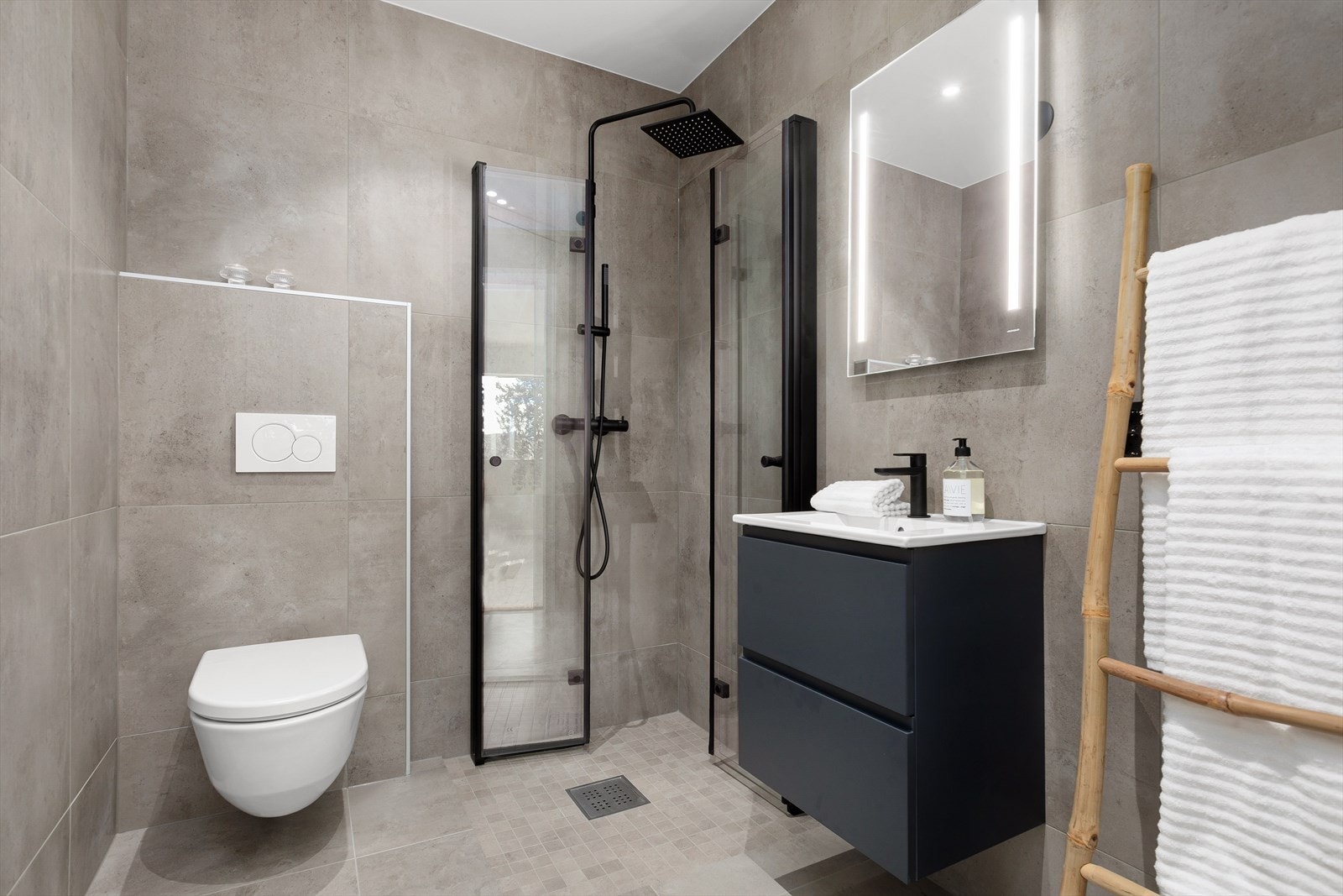 Lekkert bad i boligens underetasje. Innredning fra Vikingbad. Galleribilde