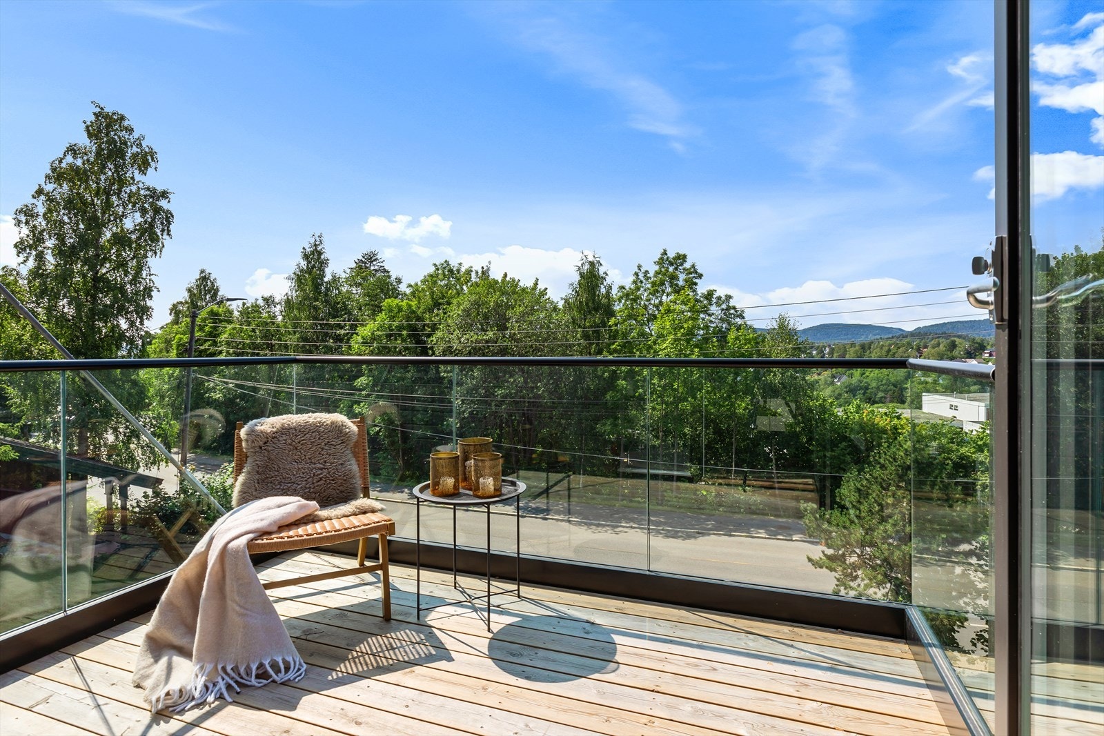 Fra stuen er det utgang til balkong med gode solforhold og flott utsikt. Galleribilde
