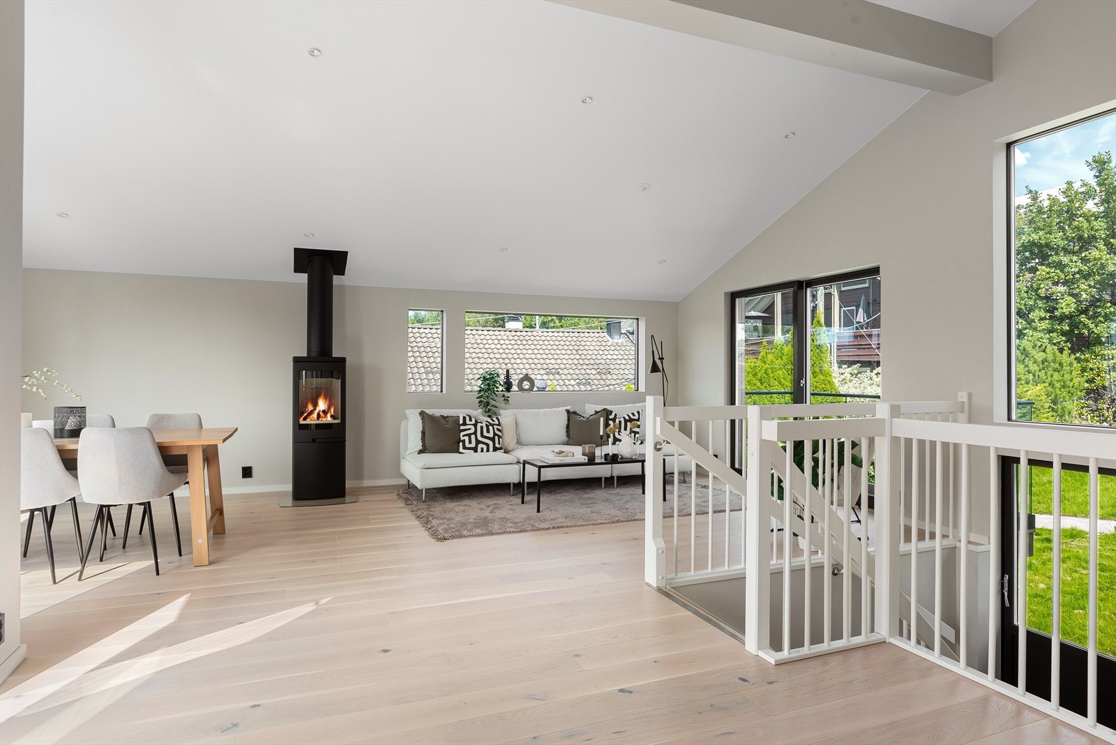 Lys og romslig stue med god plass til flere soner. Galleribilde