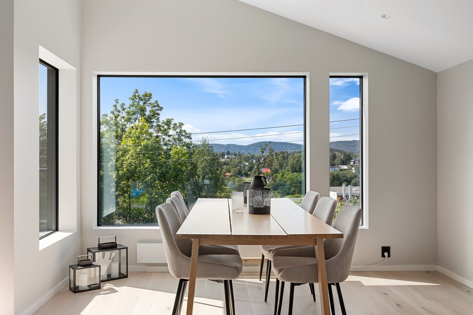 Spisestue med plass til langbord og flott utsyn. Galleribilde