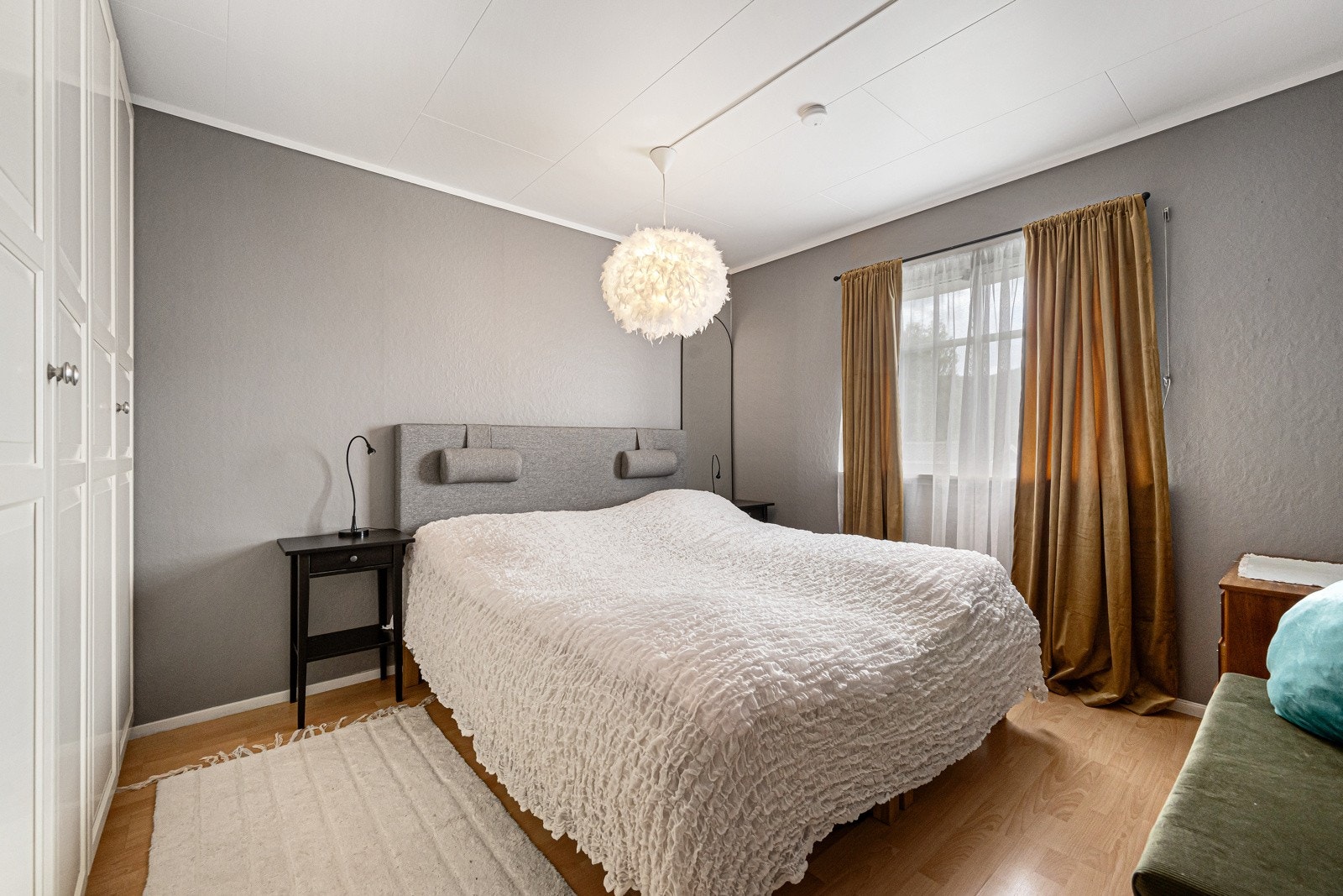 Soverommene er lune og delikat innredet Galleribilde