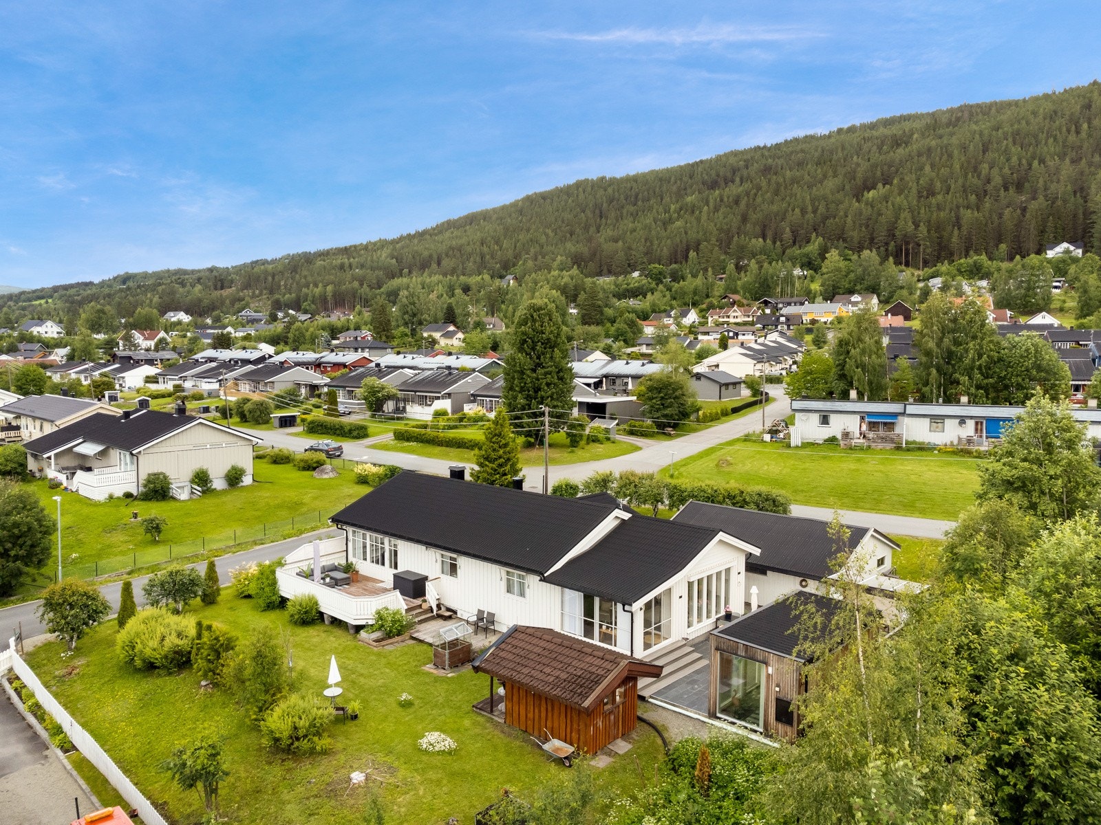 Her bor du i et koselig og veletablert boligområde, med gode solforhold og kort vei til alt! Galleribilde