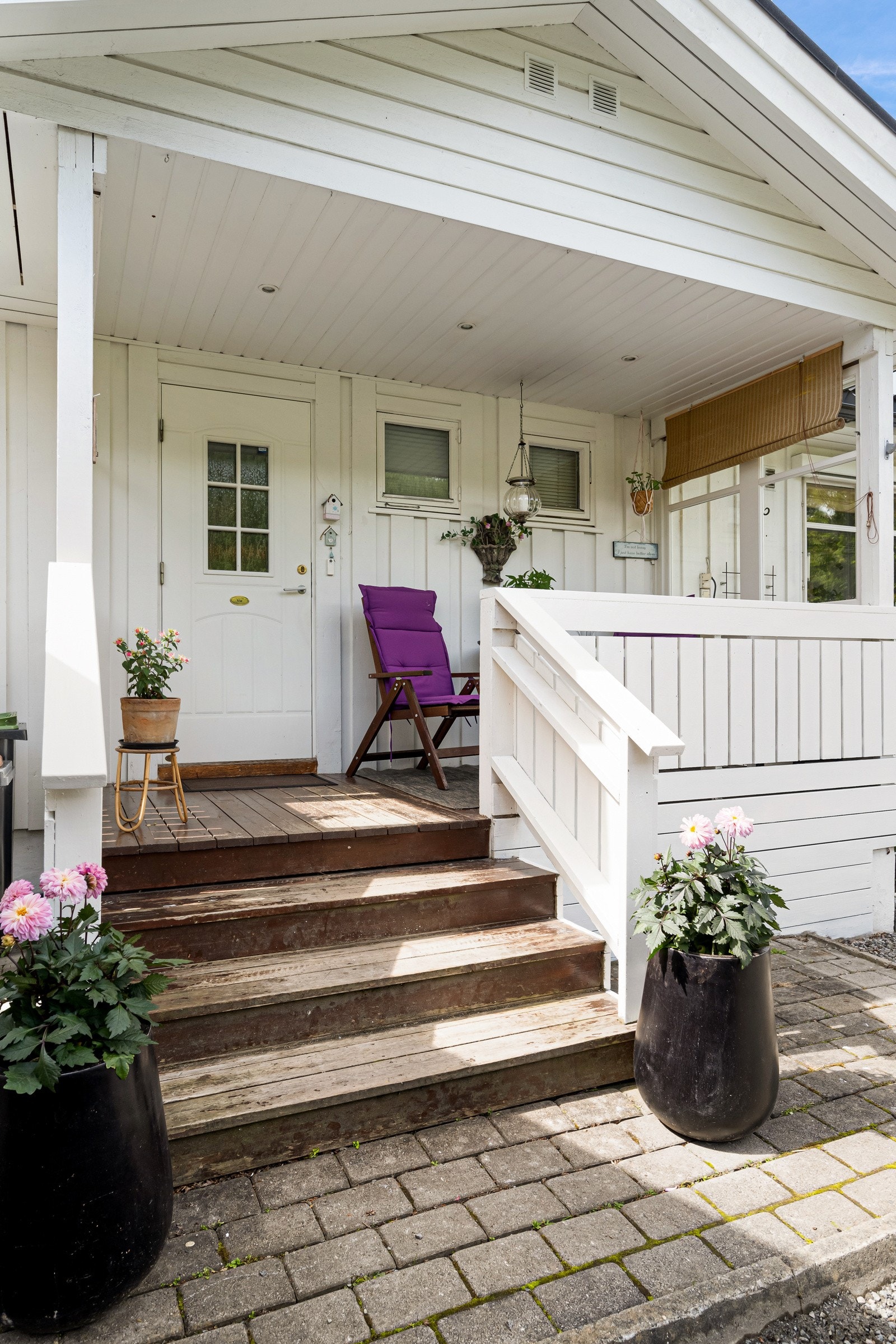 Her finner du en lys og pen enebolig som går over 1 plan samt kjeller. Galleribilde