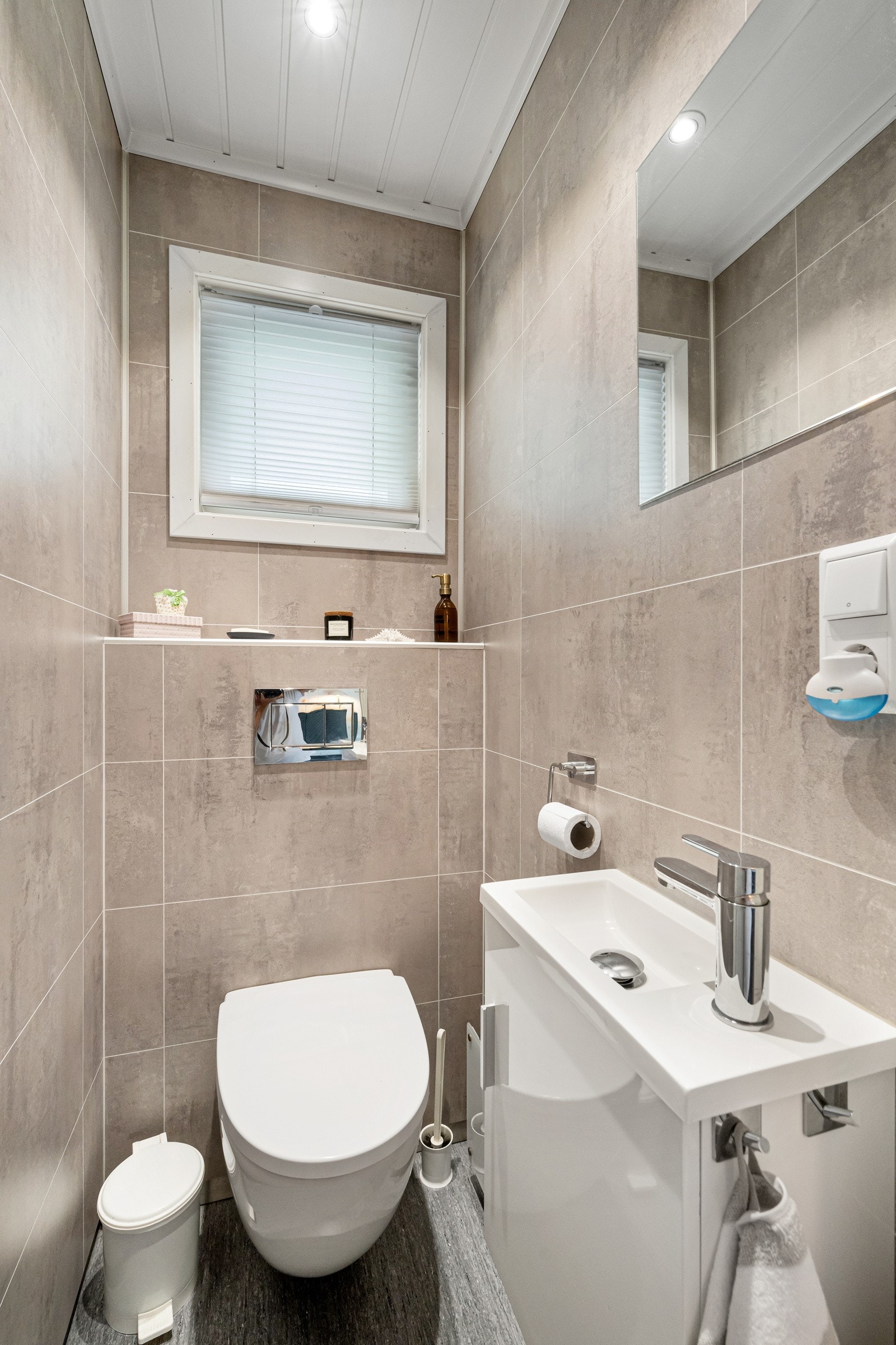 Toalettrommet har gulvbelegg og vegger med baderomsplater Galleribilde