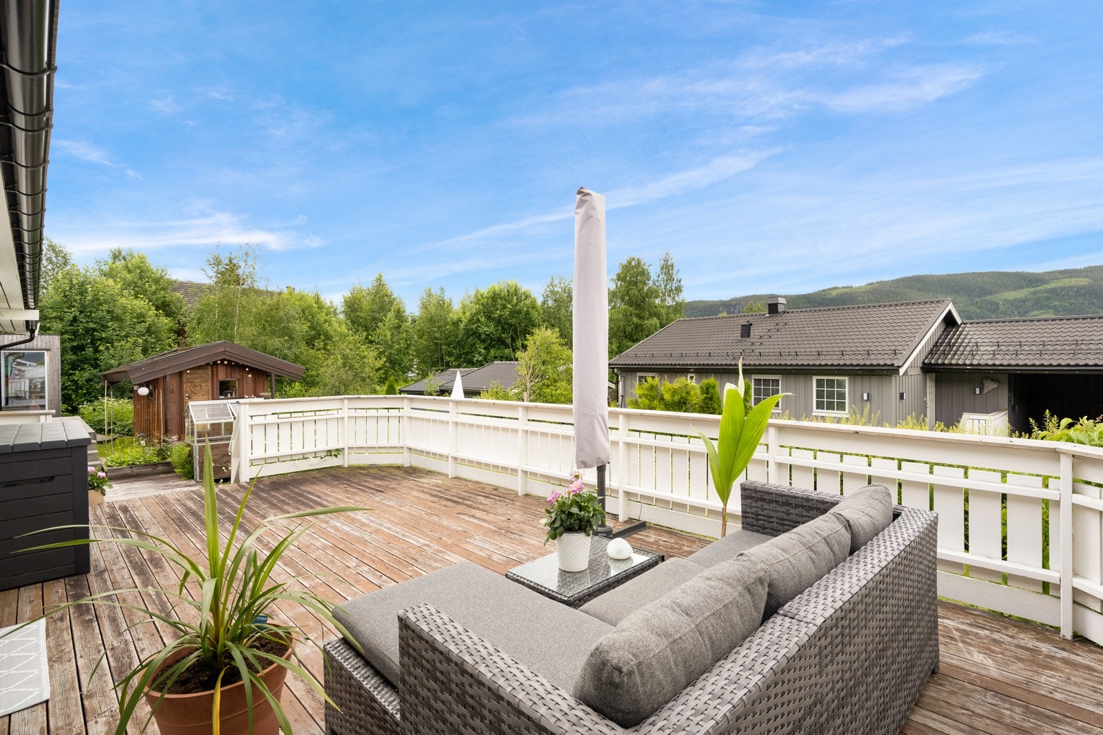 Uteområdet byr på flere flotte oppholdsplasser Galleribilde