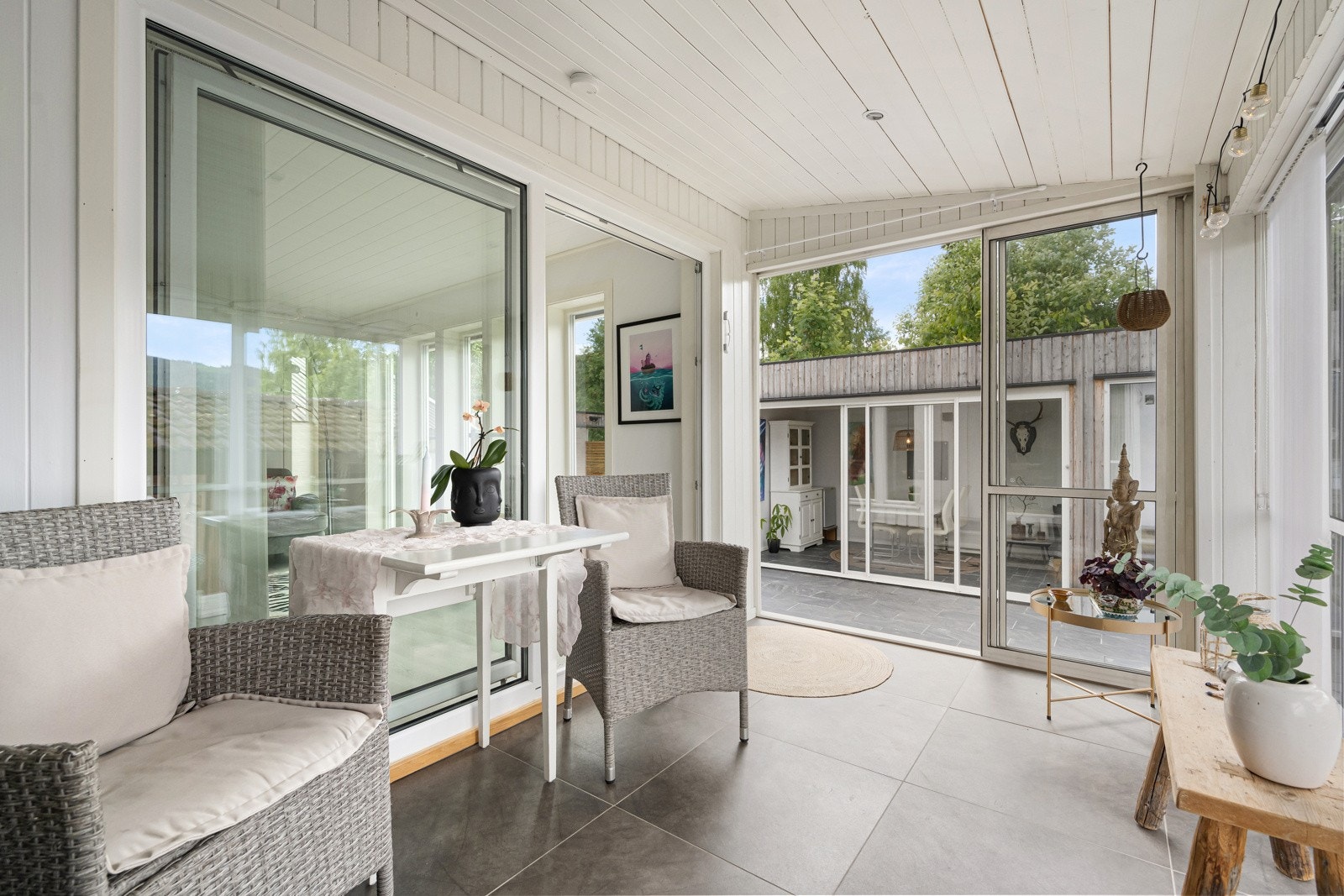 Delikat innredet som forener ute- og inneområdet Galleribilde