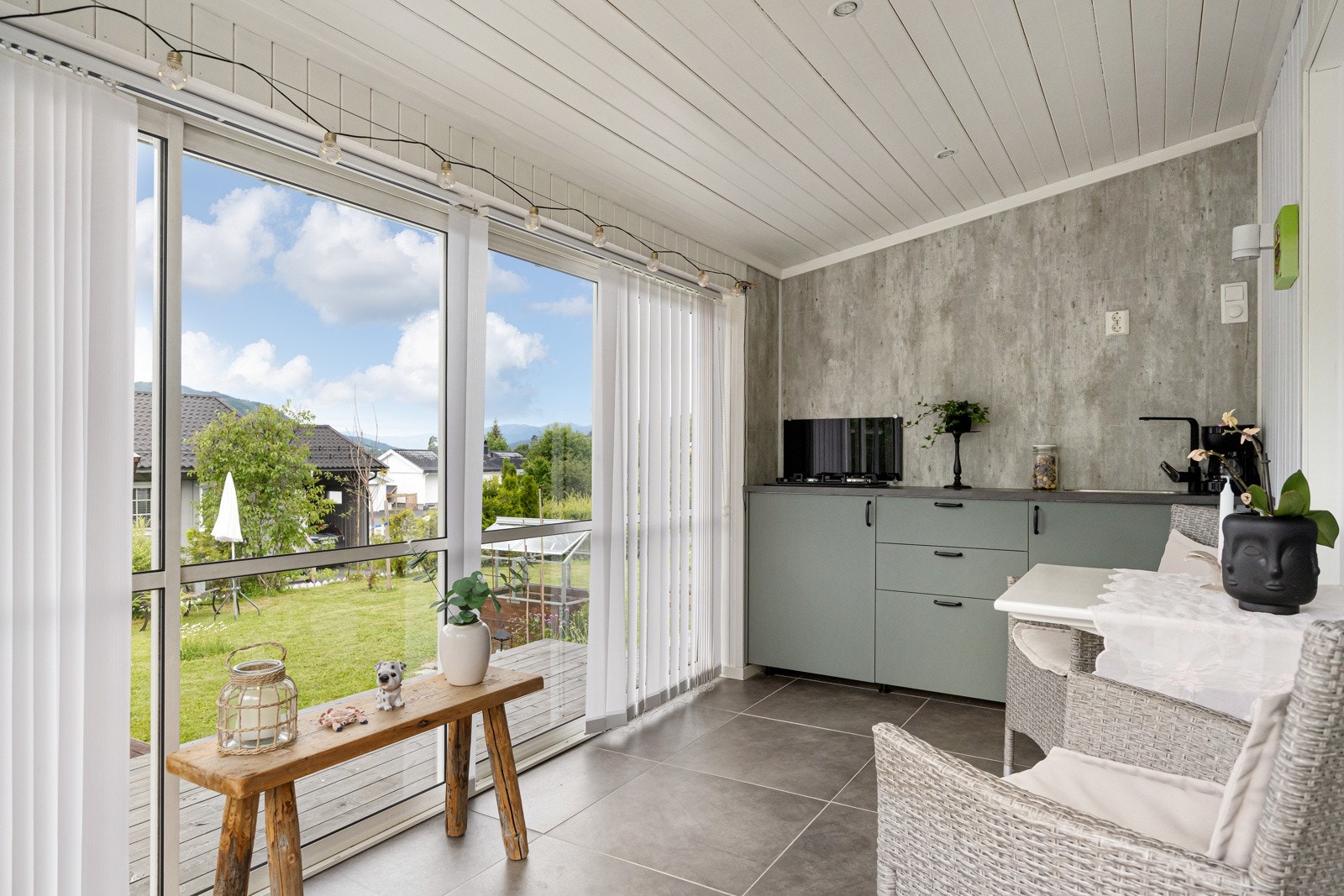 Nyt den vakre vinterhagen med et praktisk utekjøkken Galleribilde