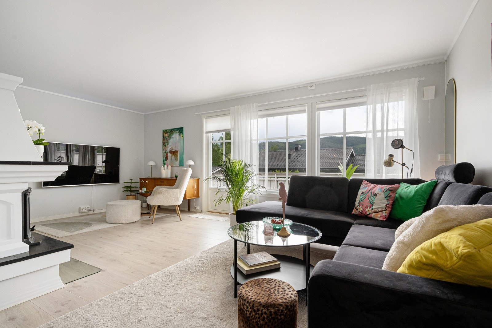 Store vindusflater slipper godt med dagslys inn Galleribilde