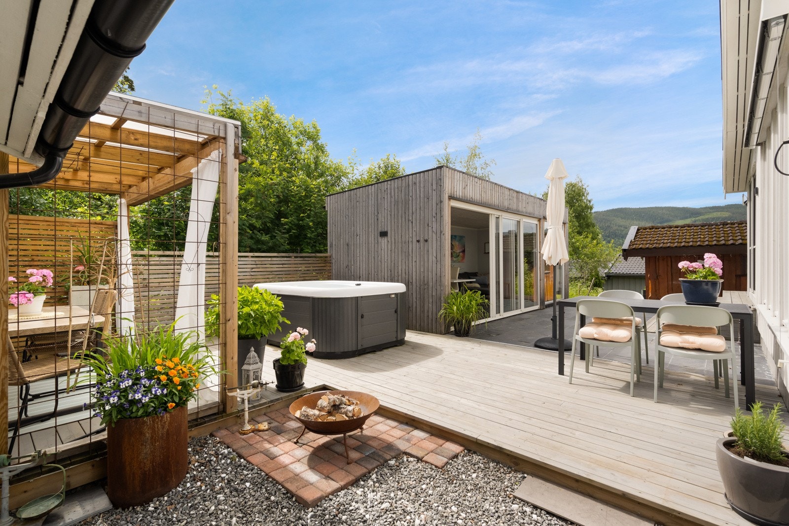 Hele hageområdet er perfekt for late sommerdager Galleribilde