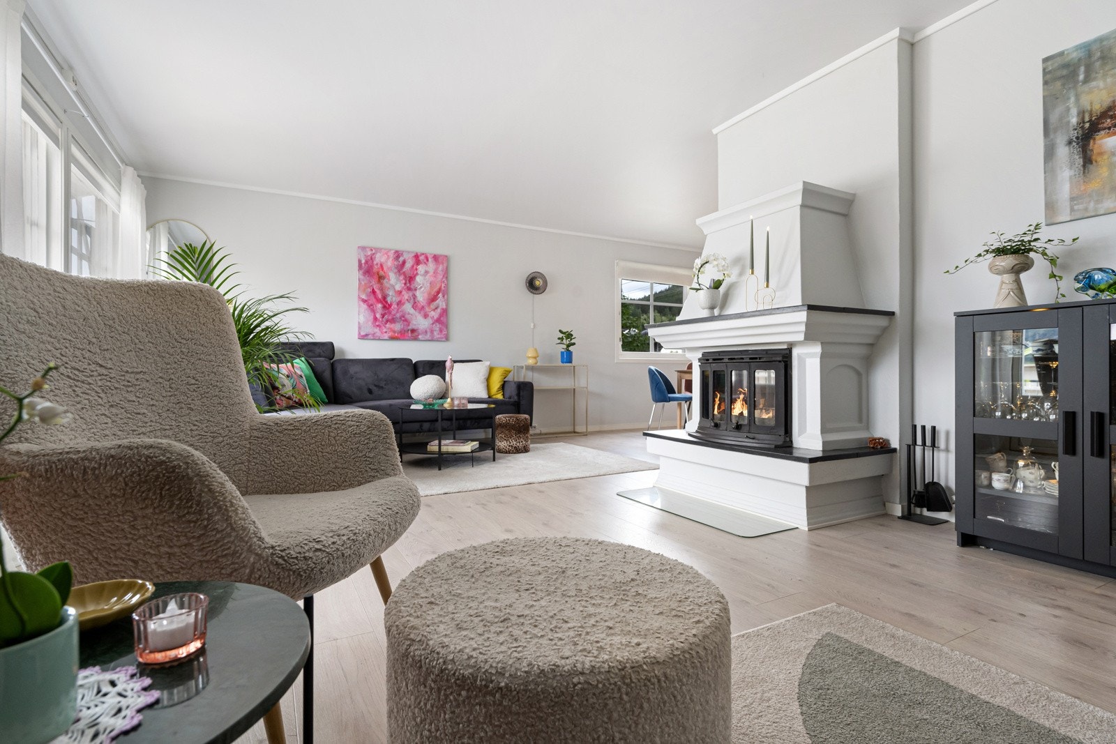 Her er det rikelig med plass til både spisebord, sofa og andre sittemøbler Galleribilde