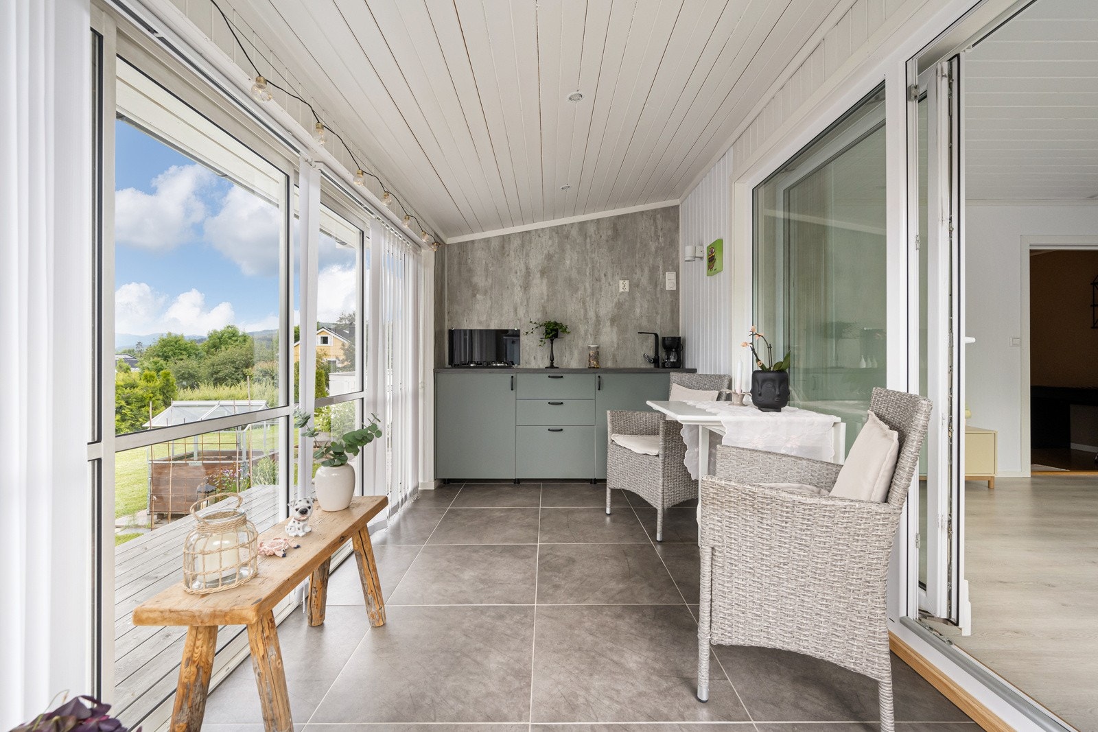 Praktisk utekjøkken i naturtoner Galleribilde