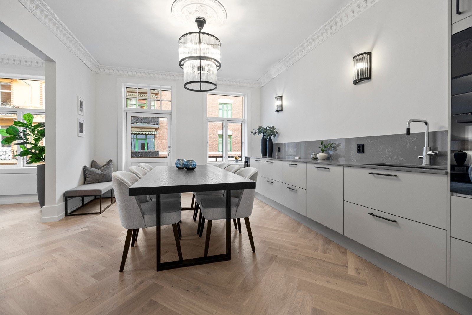 Her er det plass til en stor og sosiale spiseplass - perfekt for hyggelige måltider og sosialt samvær. Galleribilde