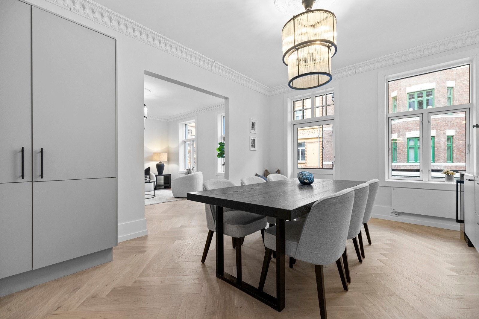 Stort og luftig kjøkkenløsning med spiseplass. Galleribilde