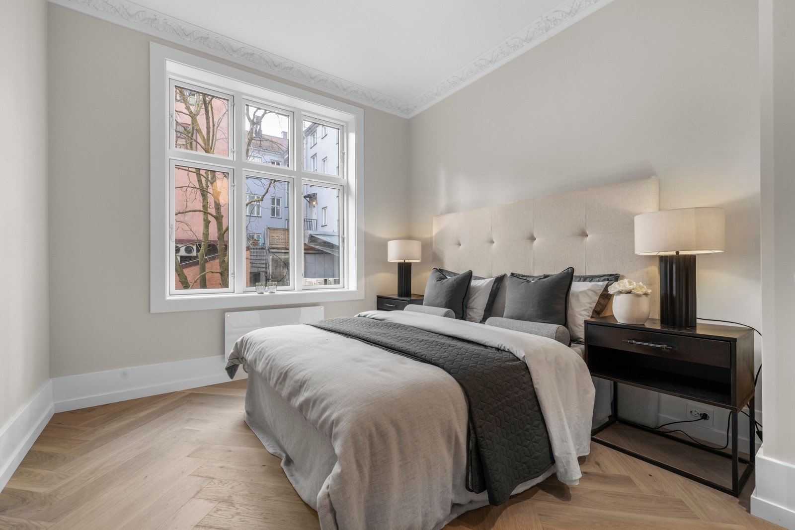 Hovedsoverommet er stort og romslig, med god plass til dobbeltseng og nattbord. Store vindusflatter slipper inn rikelig med naturlig lysinnslipp. Galleribilde