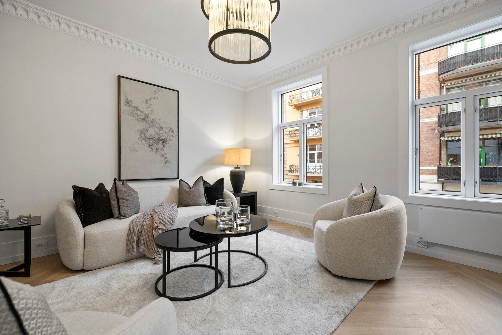 Leiligheten har gjennomgående lekker eikeparkett i fiskebensmønster. En peis i hjørnet, dype vinduskarmer og en generøs takhøyde på 2,84 meter skaper en lun og elegant atmosfære. Galleribilde