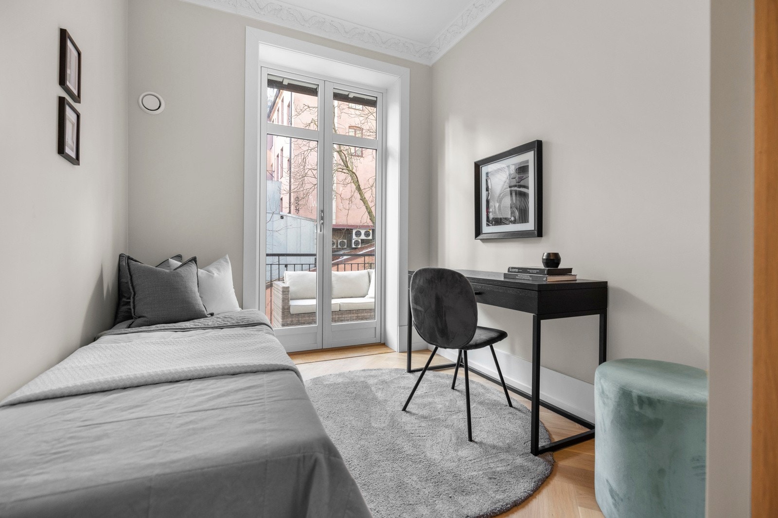 Soverom II er også av god størrelse, med plass til dobbeltseng. I dag er det innredet med enkeltseng og skrivepult. Galleribilde