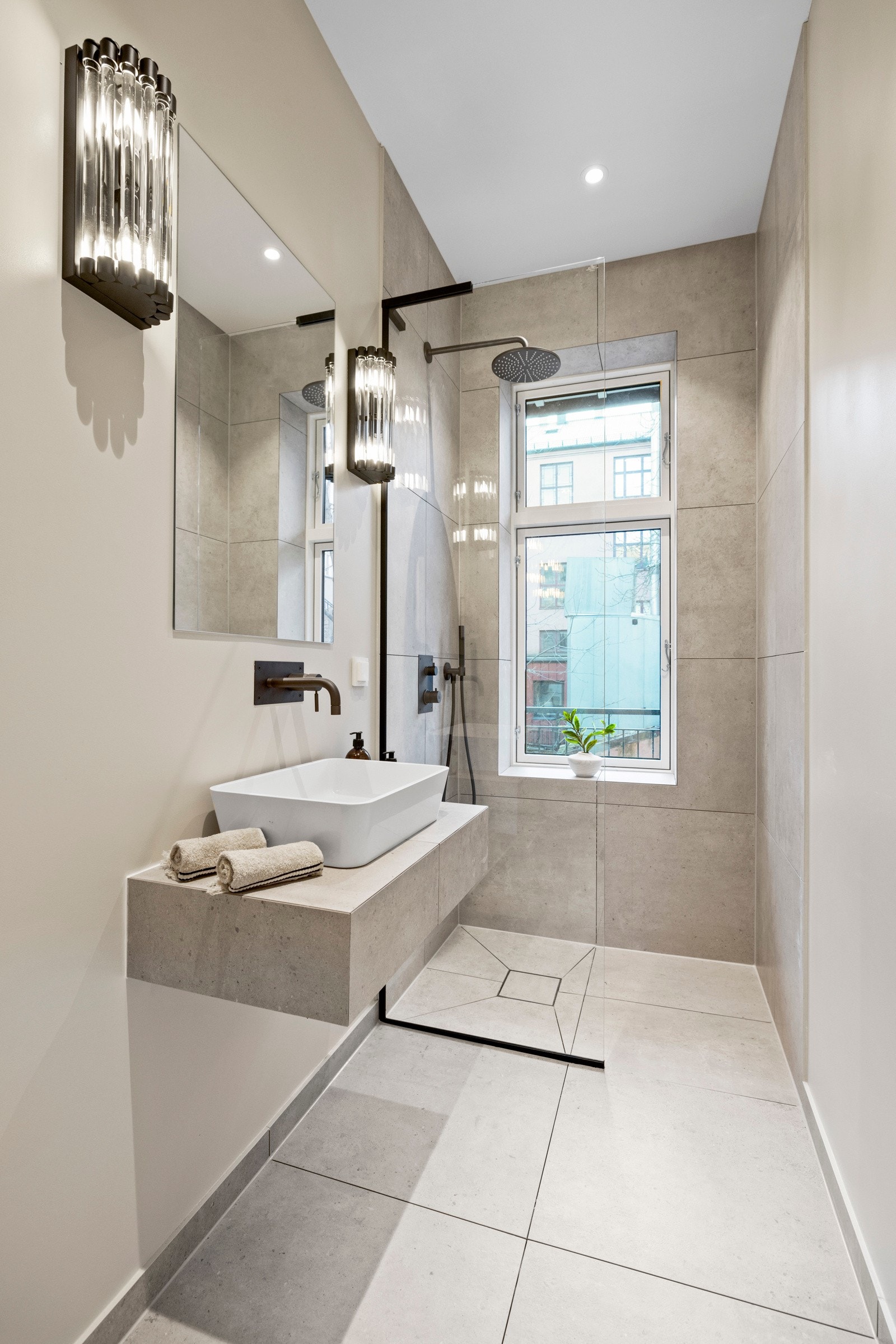 Baderom ll med tilgang fra gang - badet er også fra 2025 og har samme stilrene utførelse. Downlights i taket gir godt lys. Galleribilde