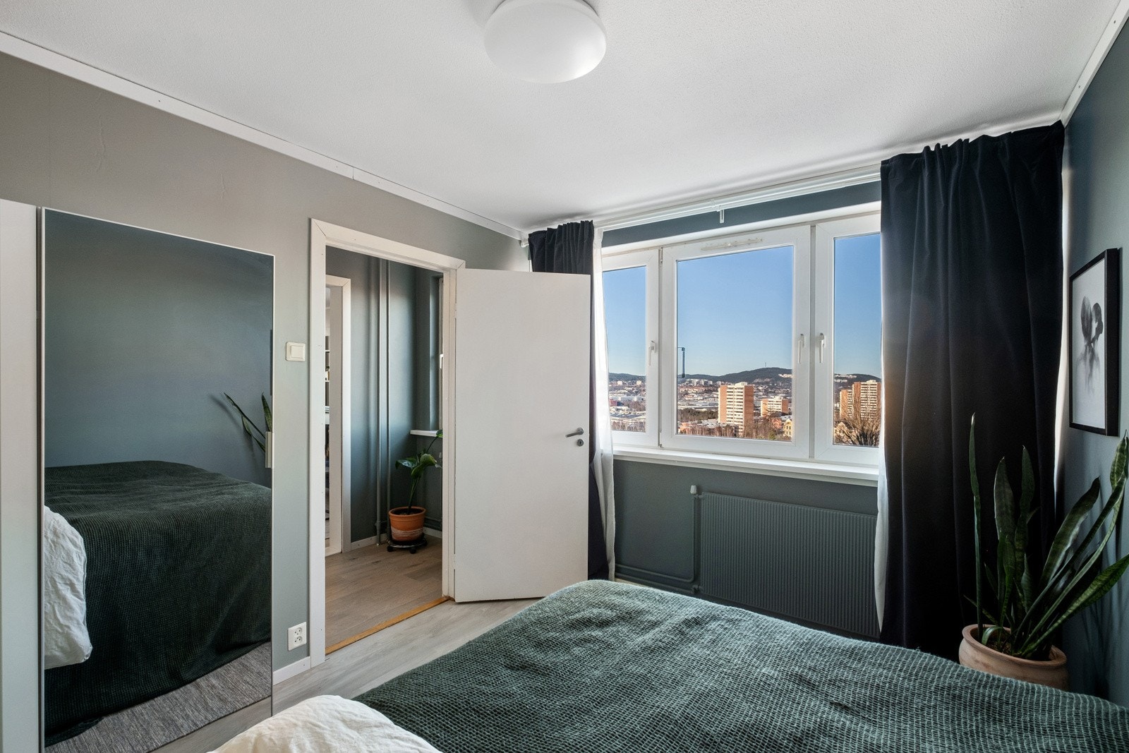 I leiligheten ligger et romslig soverom på ca. 9,6 kvm. Galleribilde