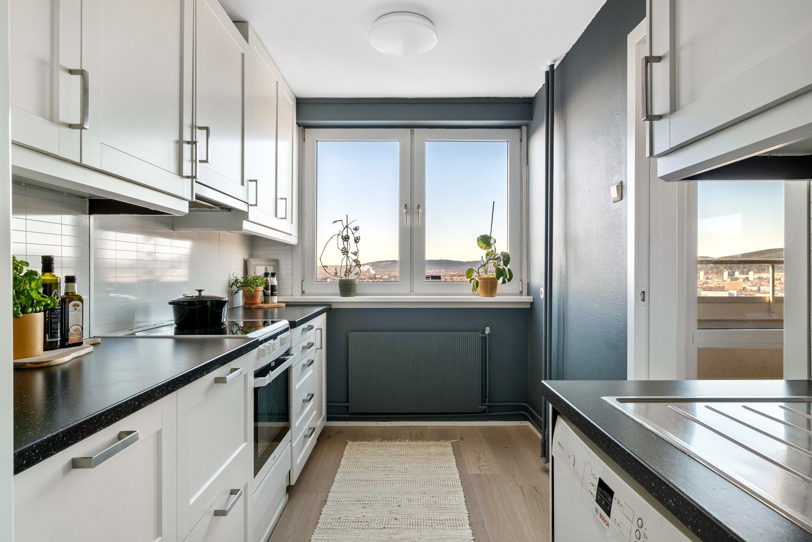 Kjøkkenet ligger i et eget rom med adkomst fra stuen. Galleribilde