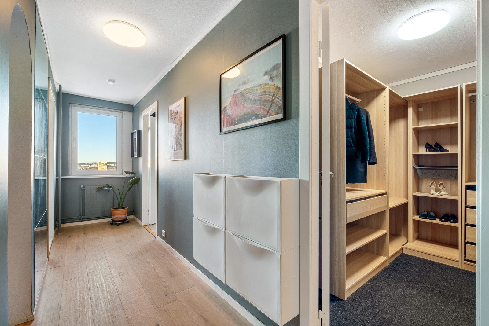 Det er ytterligere oppbevaringsplass i boden som ligger praktisk til ved siden av entreen. Galleribilde