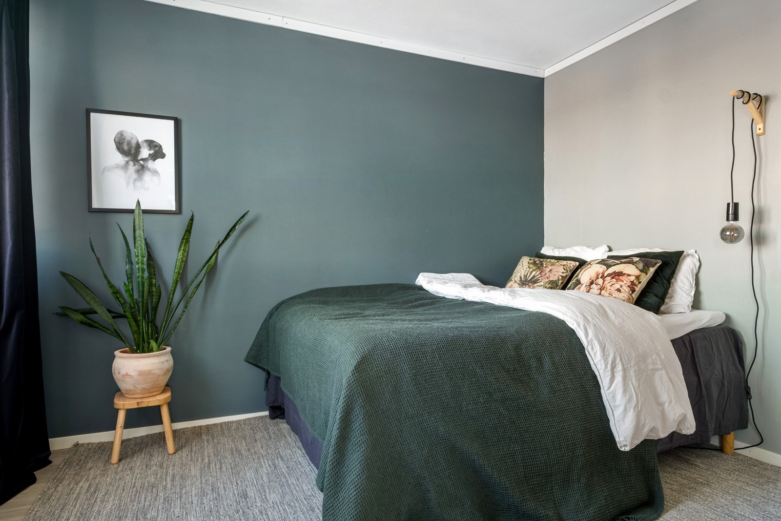 Soverommet har god plass til dobbeltseng med nattbord på begge sider og et garderobeskap. Galleribilde