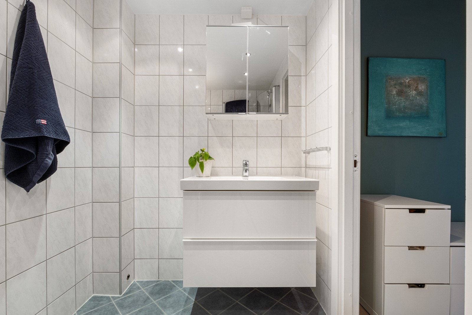 Både bad og toalettrom ligger i en egen sone med adkomst fra mellomgangen. Galleribilde