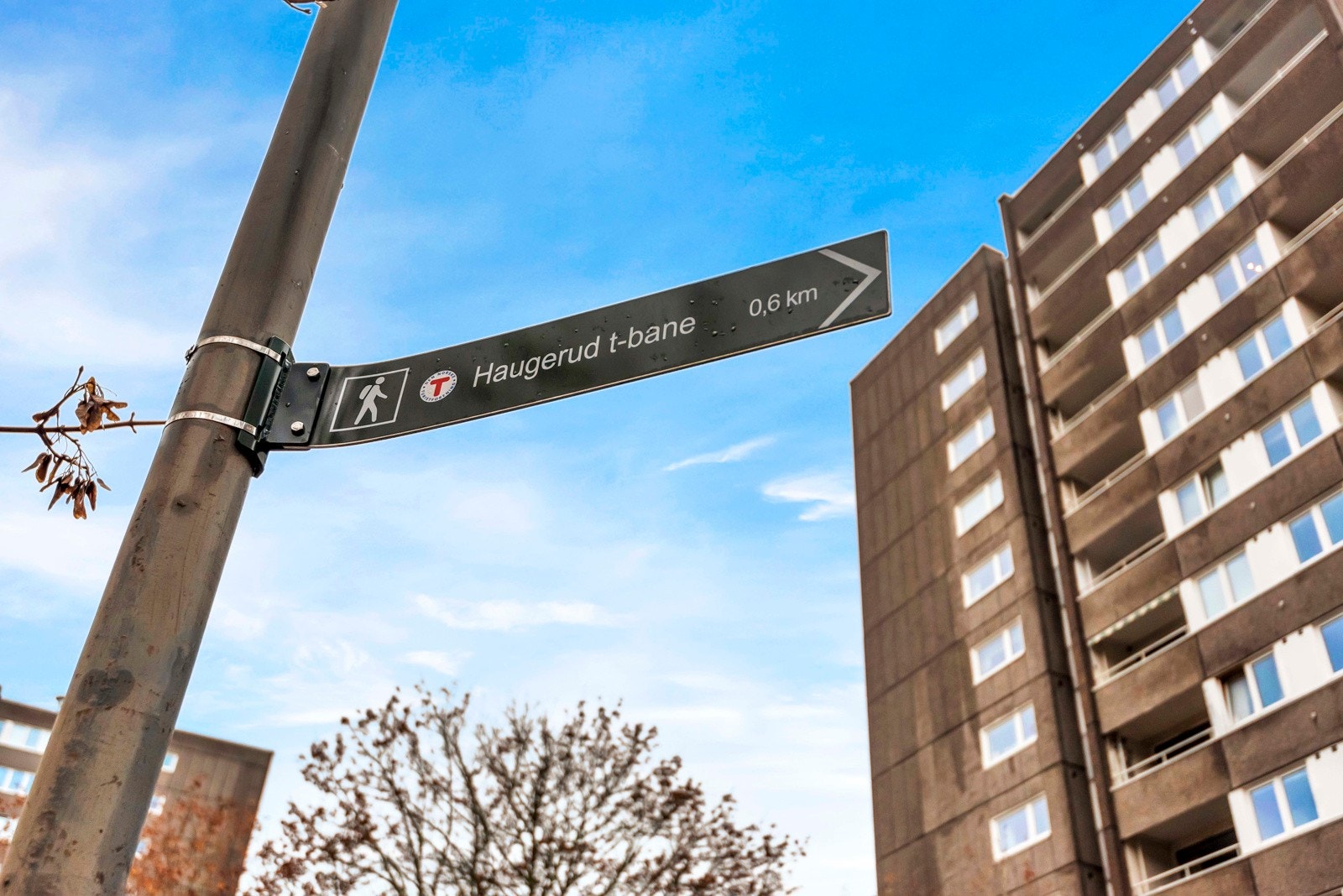 Under 3 min gange til T-banen som tar deg inn til Jernbanetorget på rundt kvarteret. Galleribilde