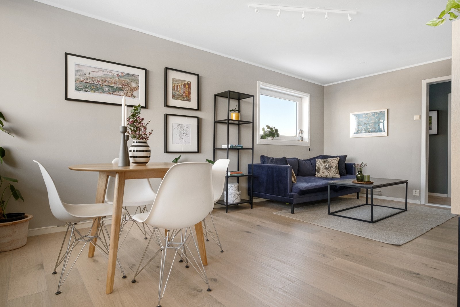 Stuen er lys, romslig og enkel å møblere. Galleribilde