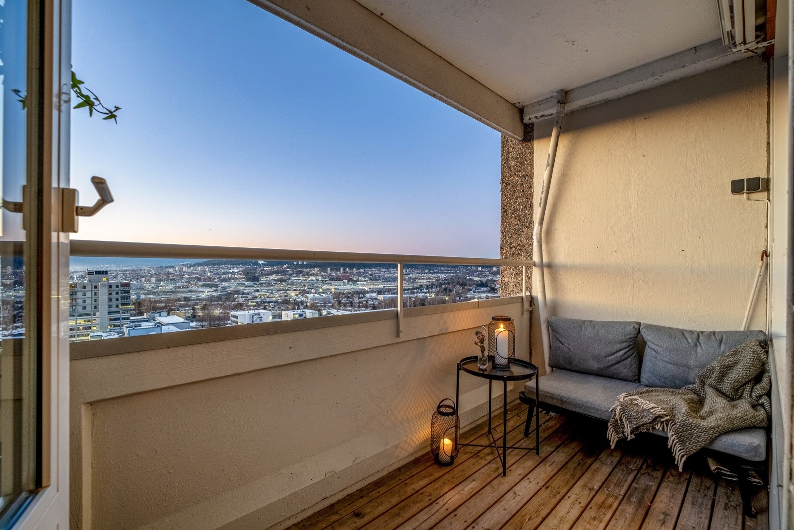 5 kvm overbygd balkong med herlig ettermiddag-og kveldssol. Galleribilde