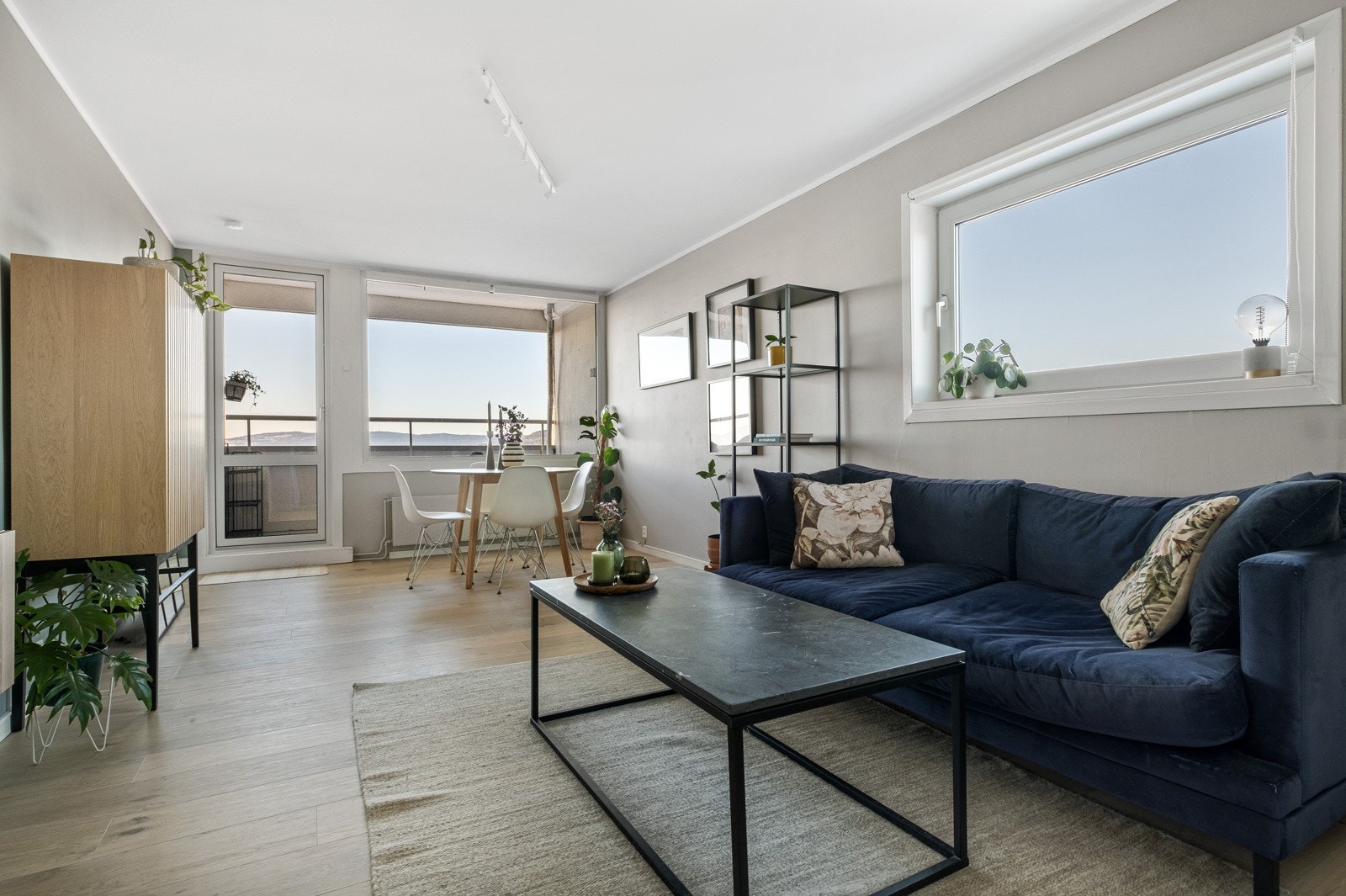 Rommet har en moderne fargepalett og lys laminat på gulvet. Galleribilde