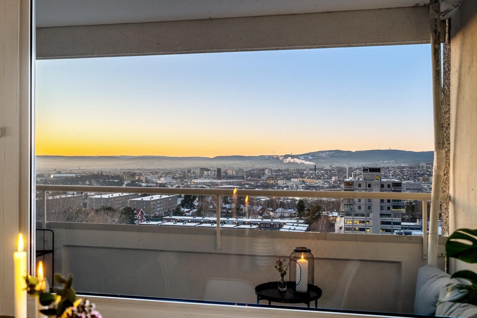 Utsikten kan også nytes fra stue og kjøkken Galleribilde