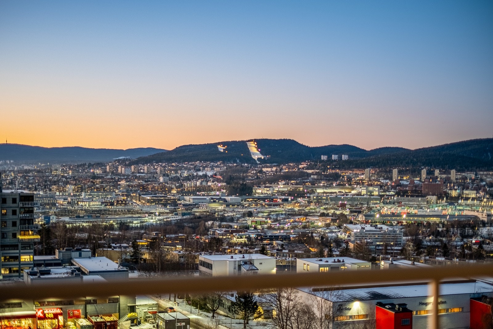 Sol og utsikt fra 10.etasje! Velkommen til en stor og flott 2-roms på Haugerud i Haugerudveien 88! Galleribilde