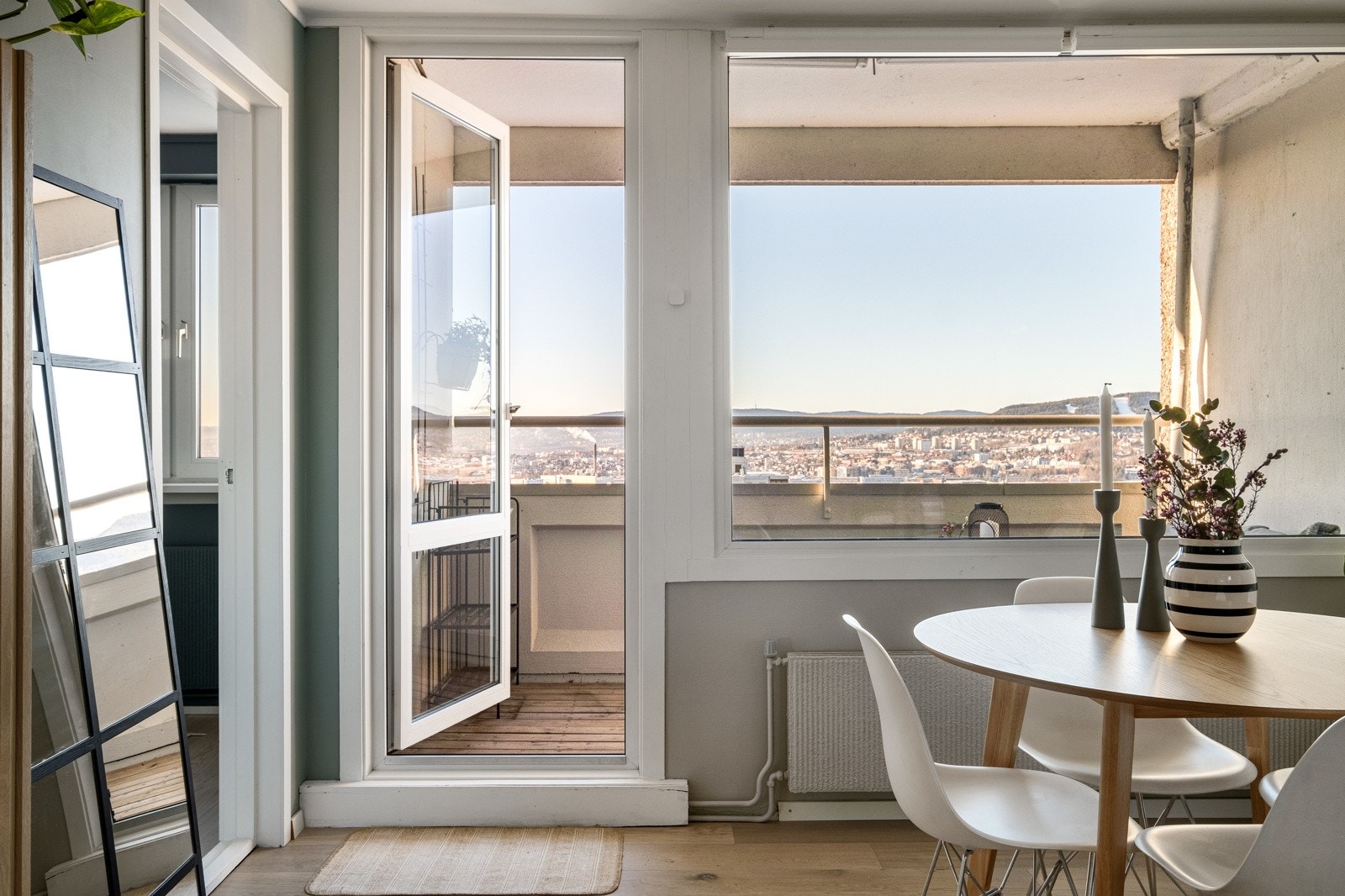 Fra stuen er det dør ut til balkongen hvor den praktfulle utsikten kan nytes ytterligere. Galleribilde