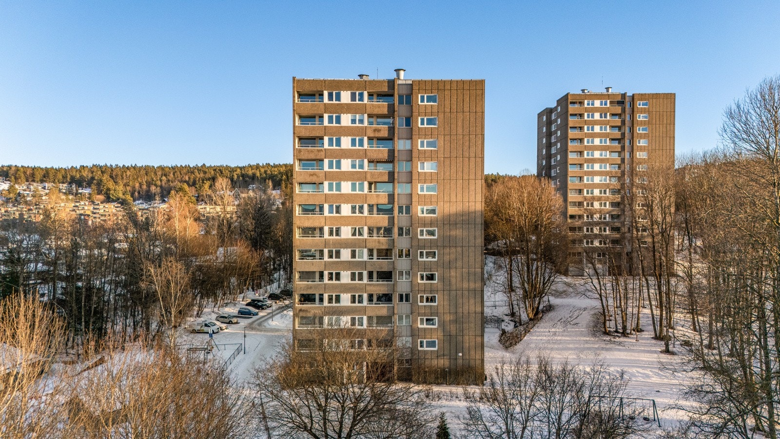 Borettslaget leier ut parkerings- og garasjeplasser etter annsientiet ved å ta kontakt med styret. Galleribilde