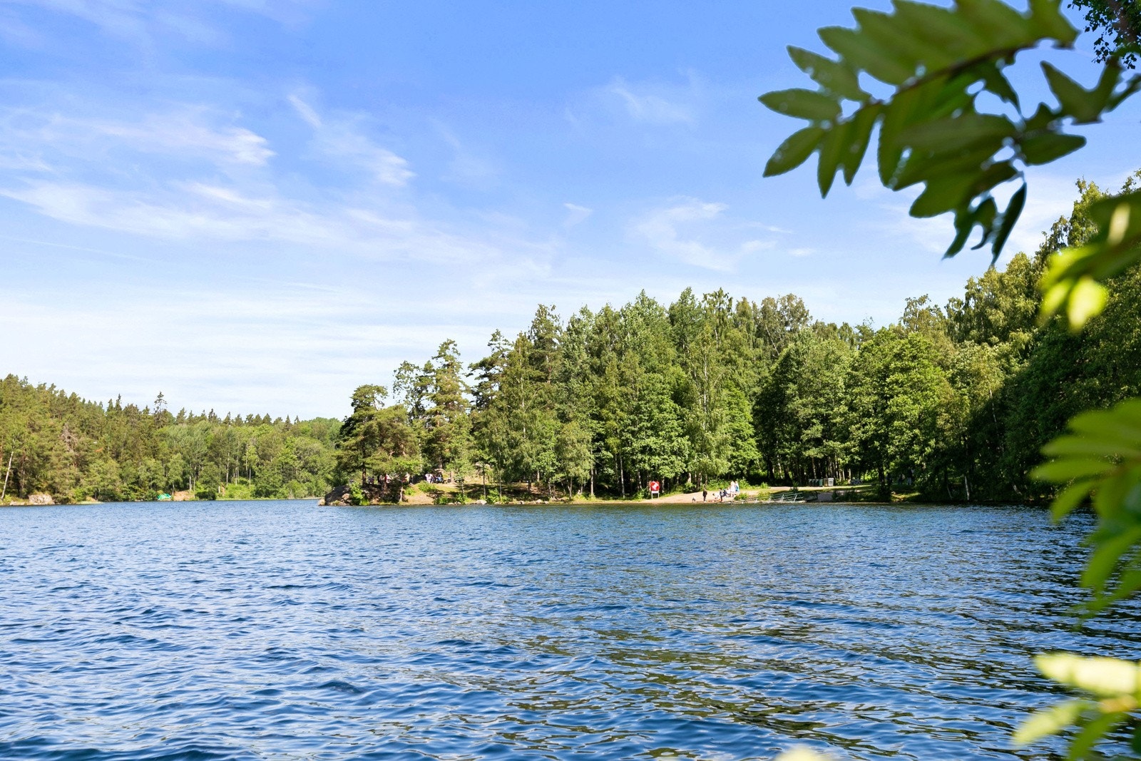 Utallige turområder, fiskesjanser og badeplasser ved Lutvann. Galleribilde