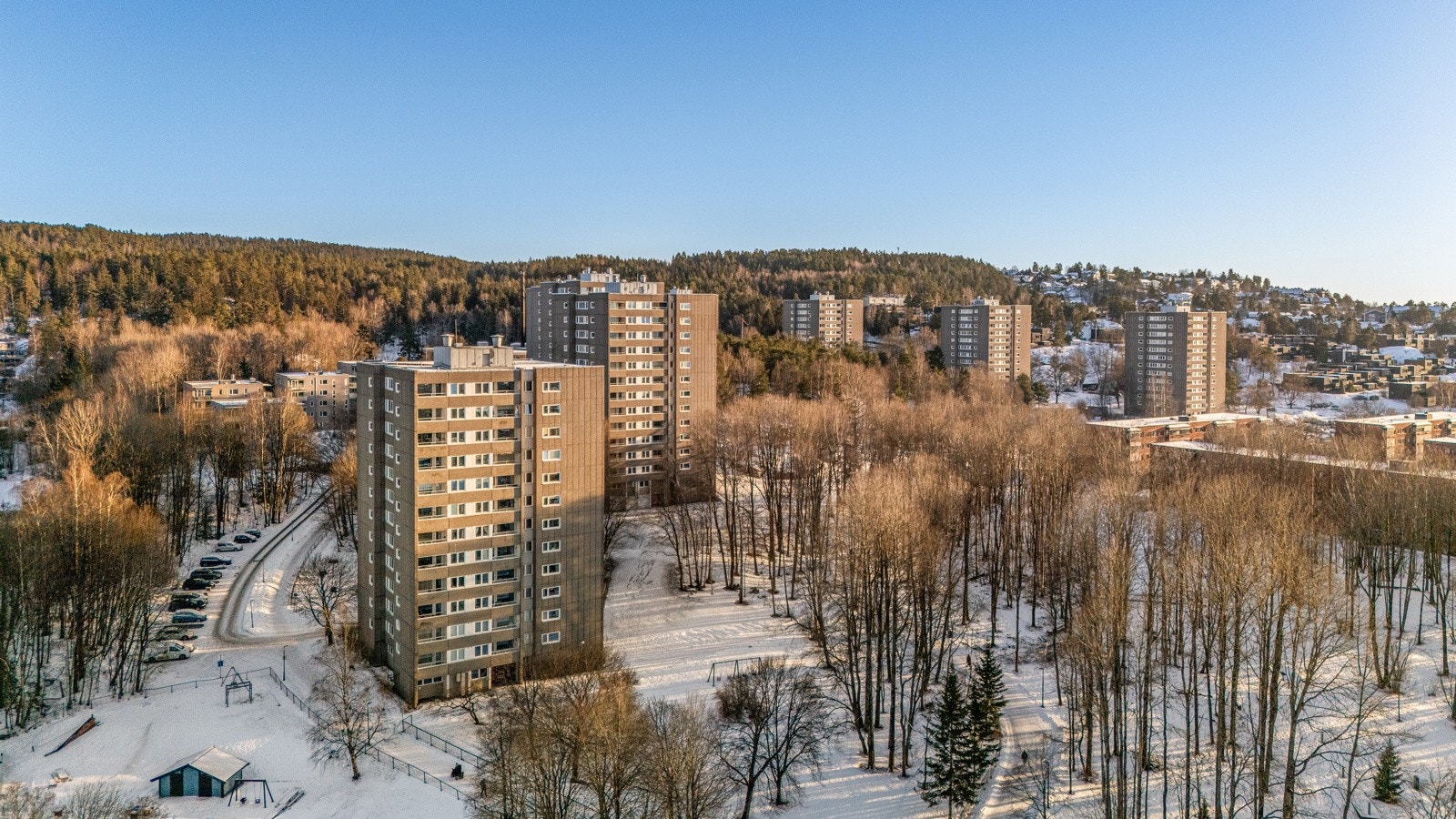 Borettslaget består av 9 høyblokker på 12 etasjer. Galleribilde